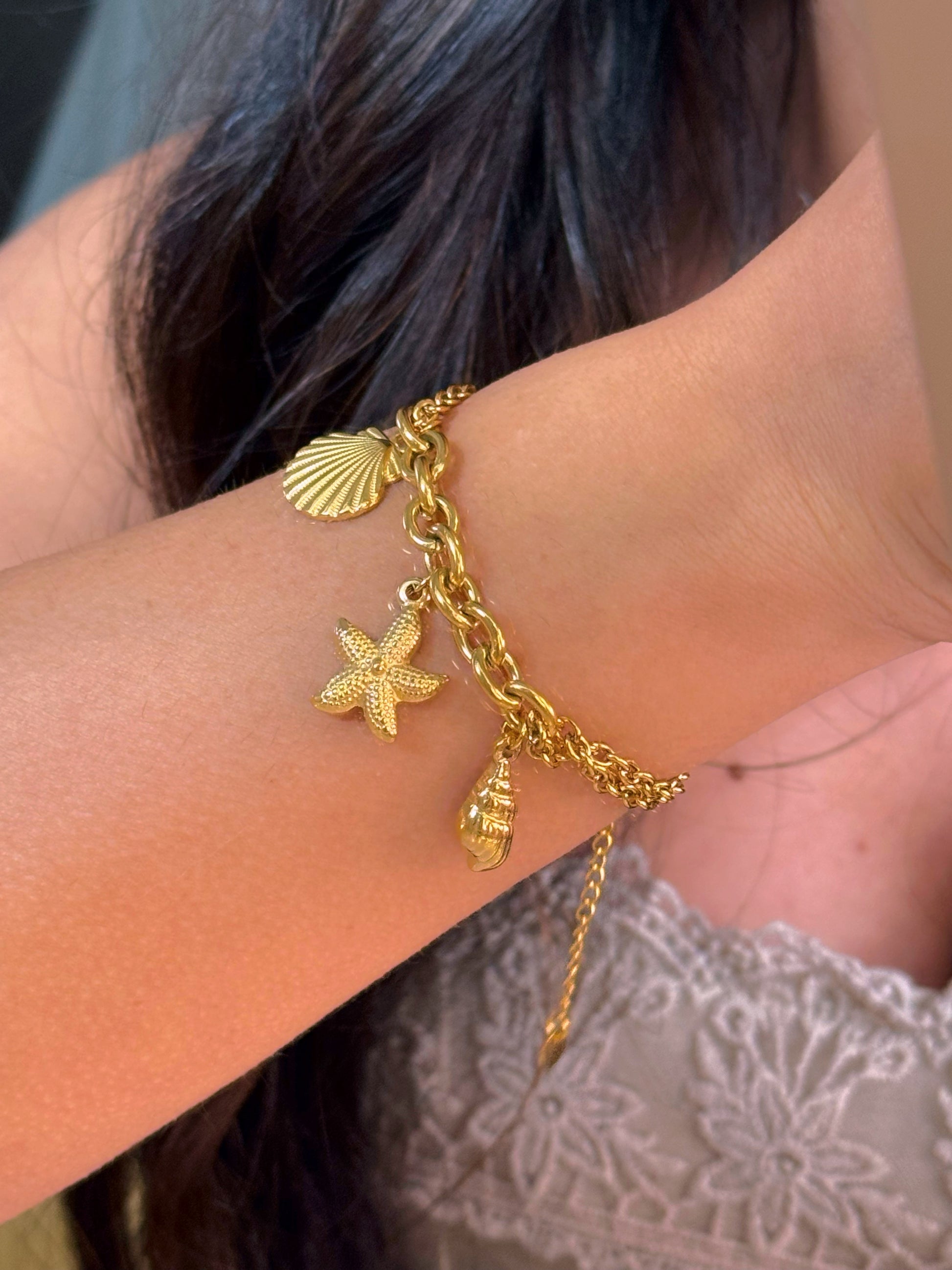 𝐄𝐝𝐢𝐜̧𝐚̃𝐨 𝐋𝐢𝐦𝐢𝐭𝐚𝐝𝐚 𝐕𝐞𝐫𝐚̃𝐨 🐚 Pulseira correntes com concha, estrela e búzio | Dourado