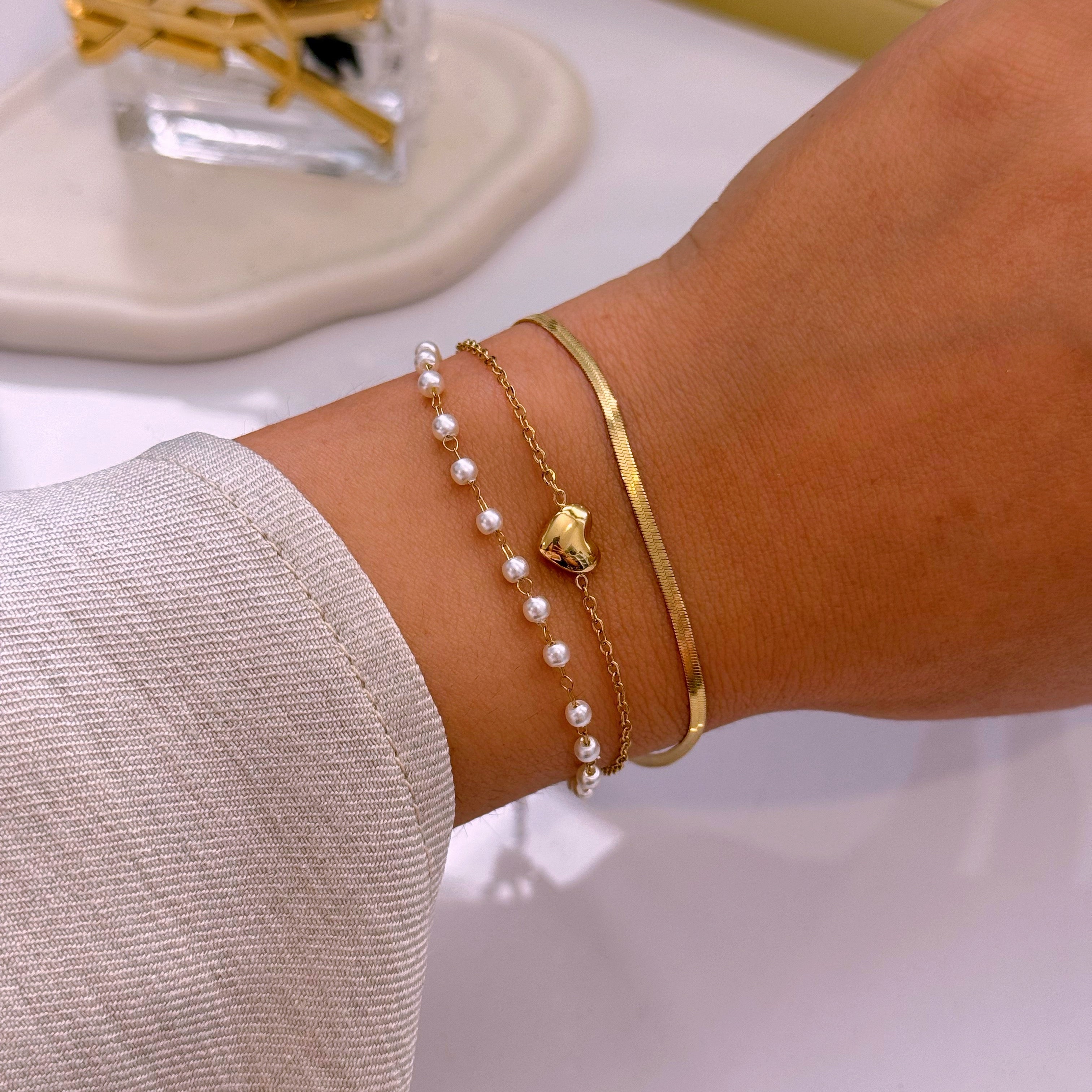 Pulseira efeito triplo • malha achatada, fininha com pérolas e fininha com coração | Dourado
