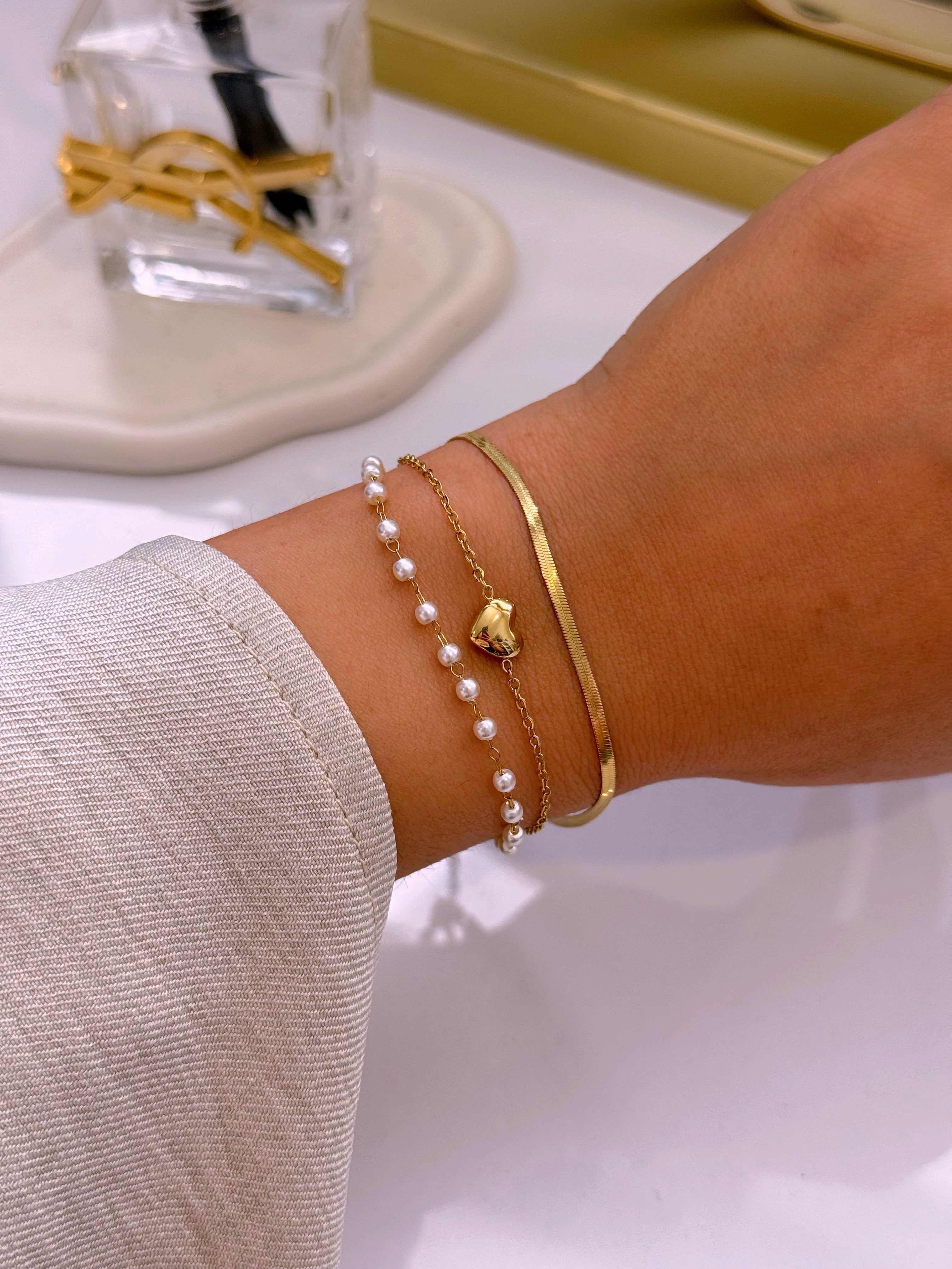 Pulseira efeito triplo • malha achatada, fininha com pérolas e fininha com coração | Dourado