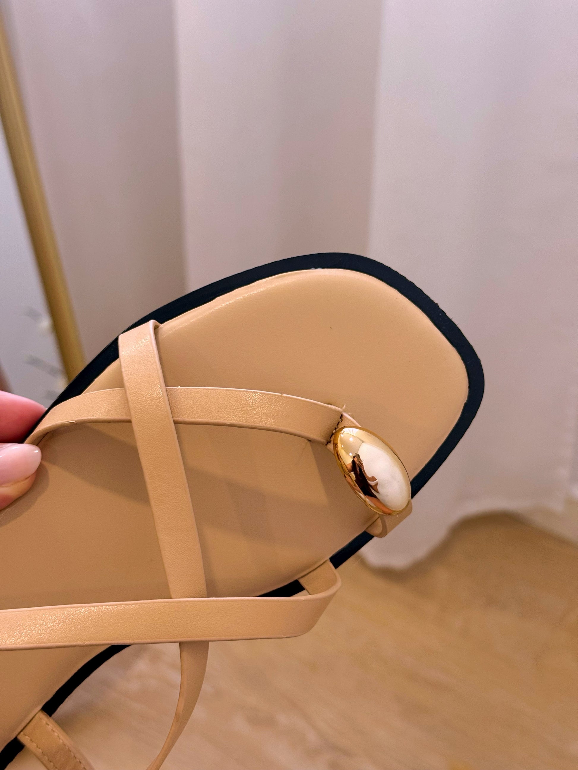 Sandália com fivelas entrelaçadas e pormenor oval dourado | Bege