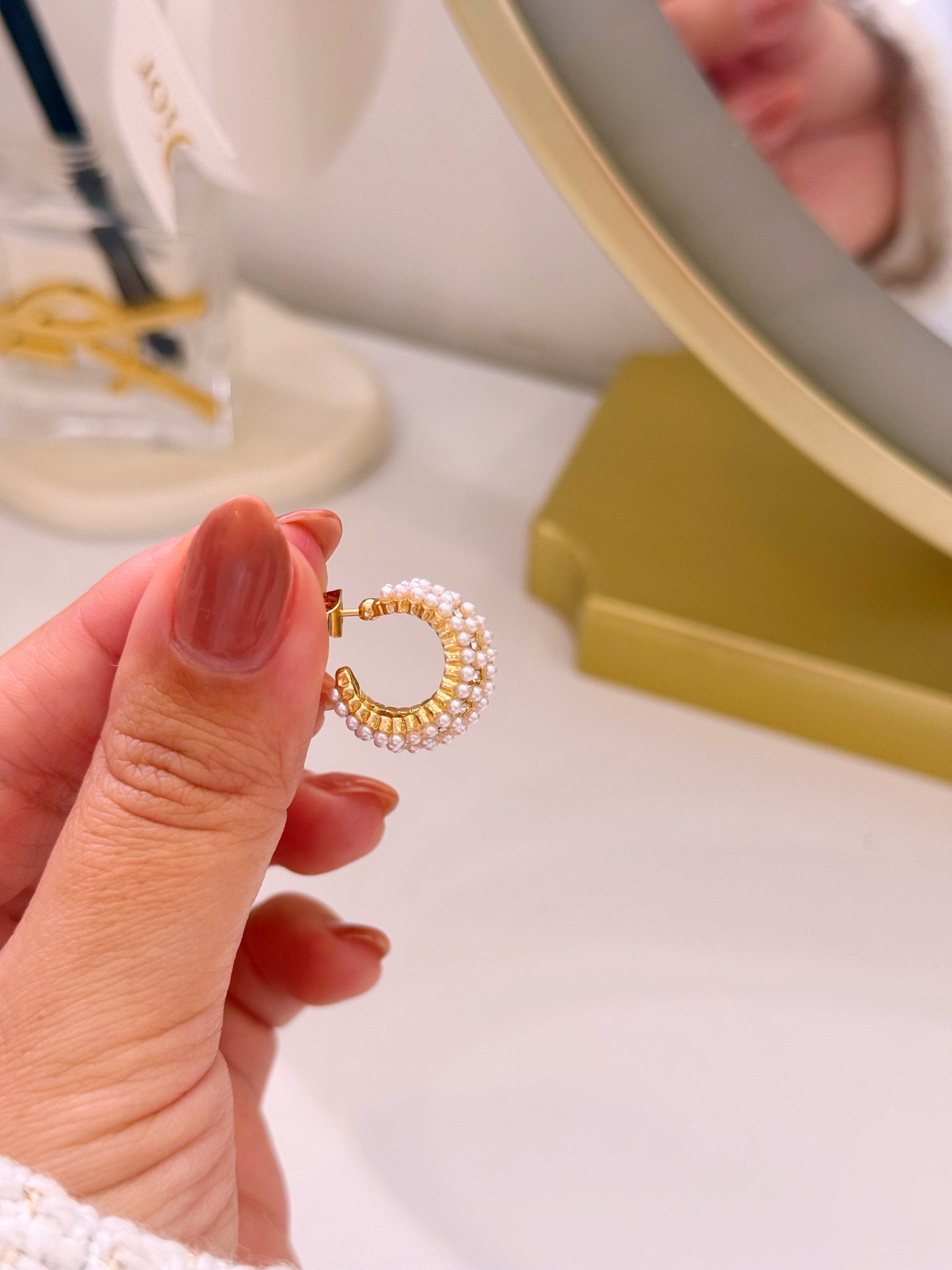 Argolas preenchidas com filas de pérolas e brilhantes | Douradas