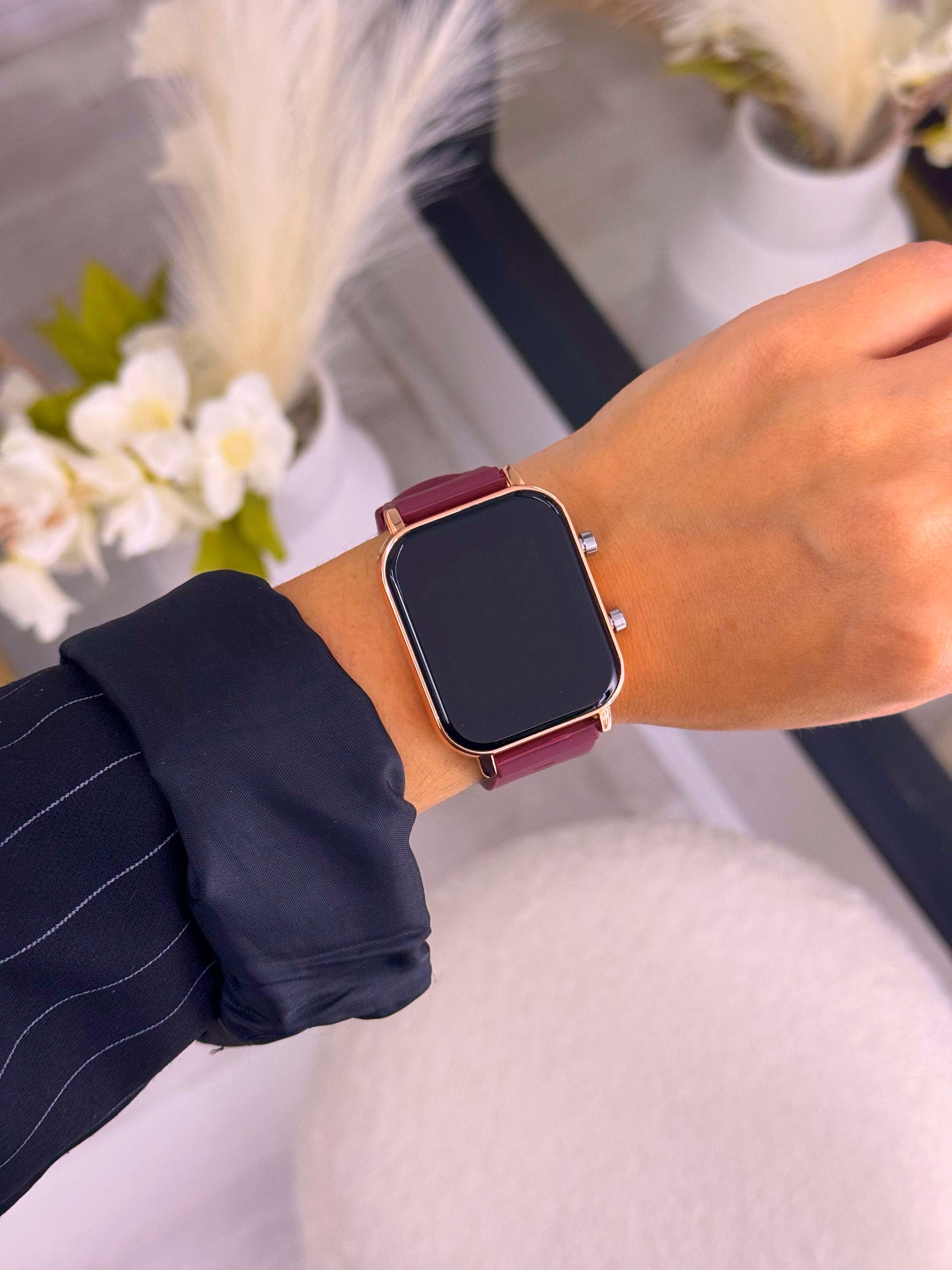 Relógio digital retangular com bracelete silicone | Bordô