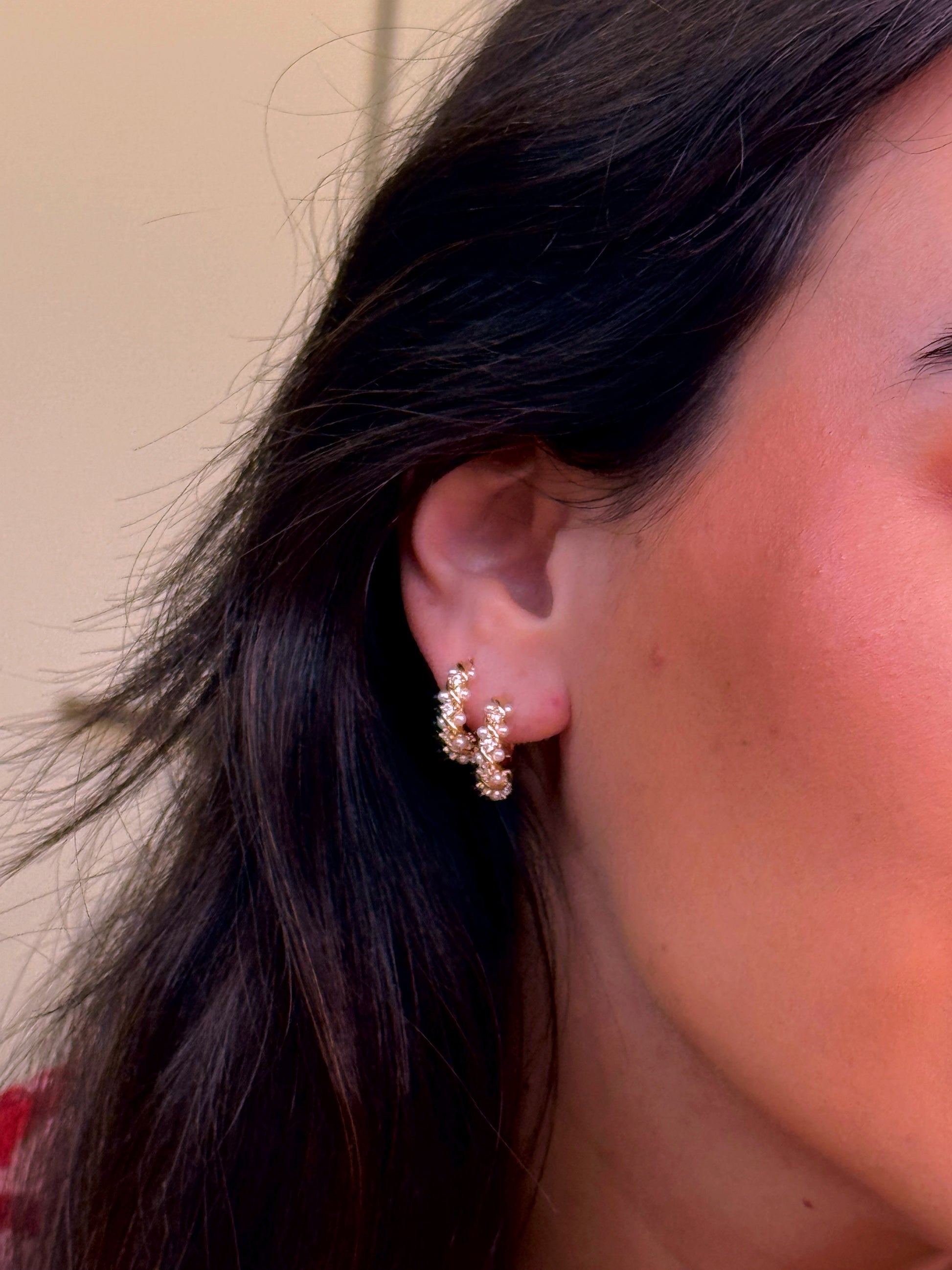 Argolas efeito torcido com pérolas e brilhantes | Dourado