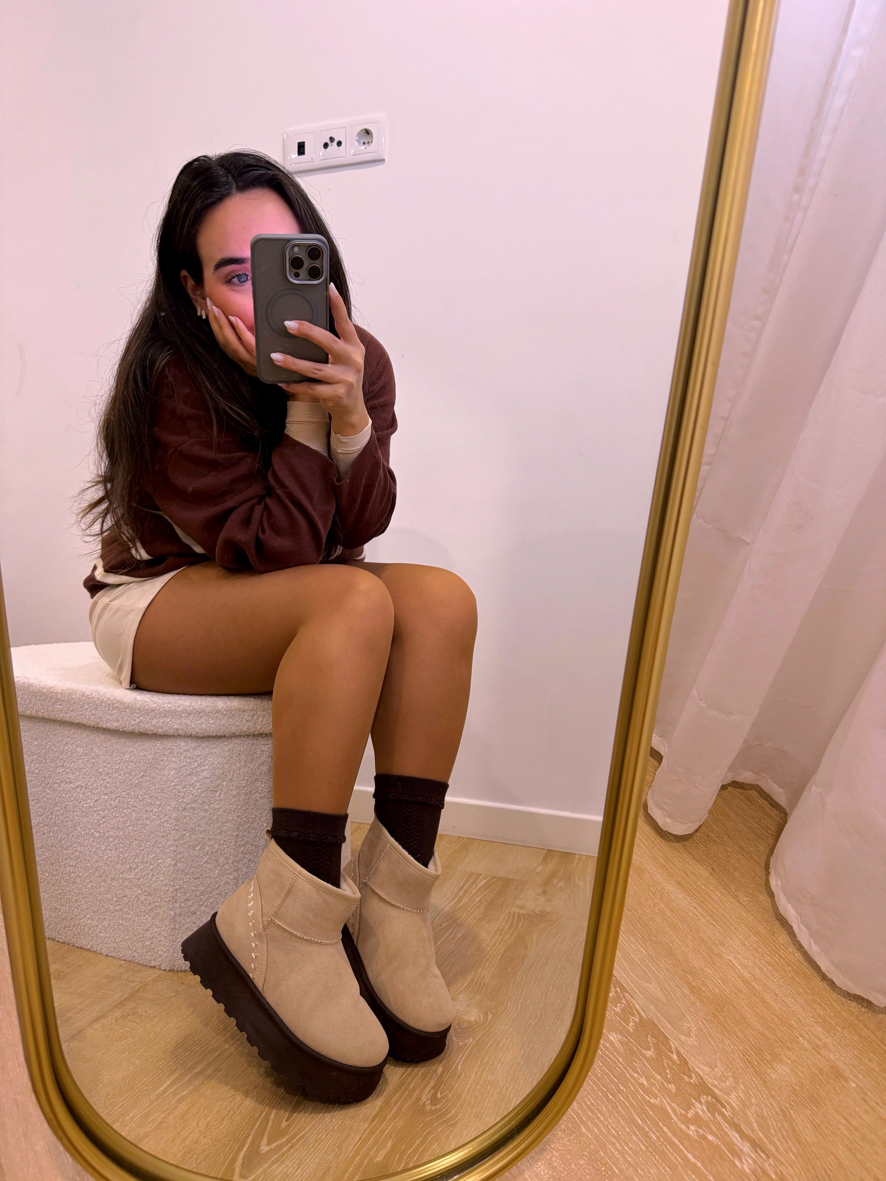 Bota pantufa com pelinho e detalhe bordado | Bege