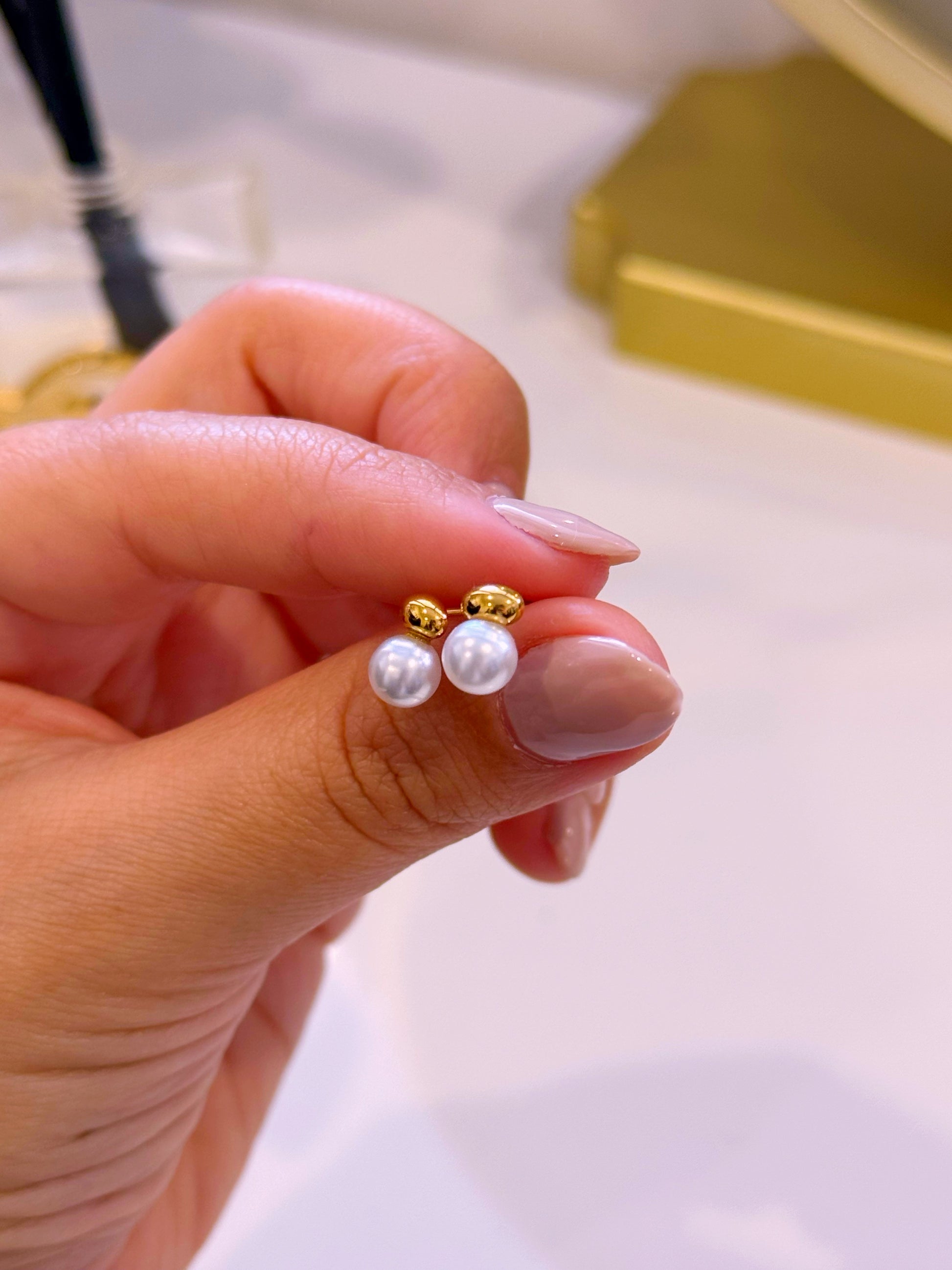 Brincos minimalistas • detalhe oval com pérola | Dourado