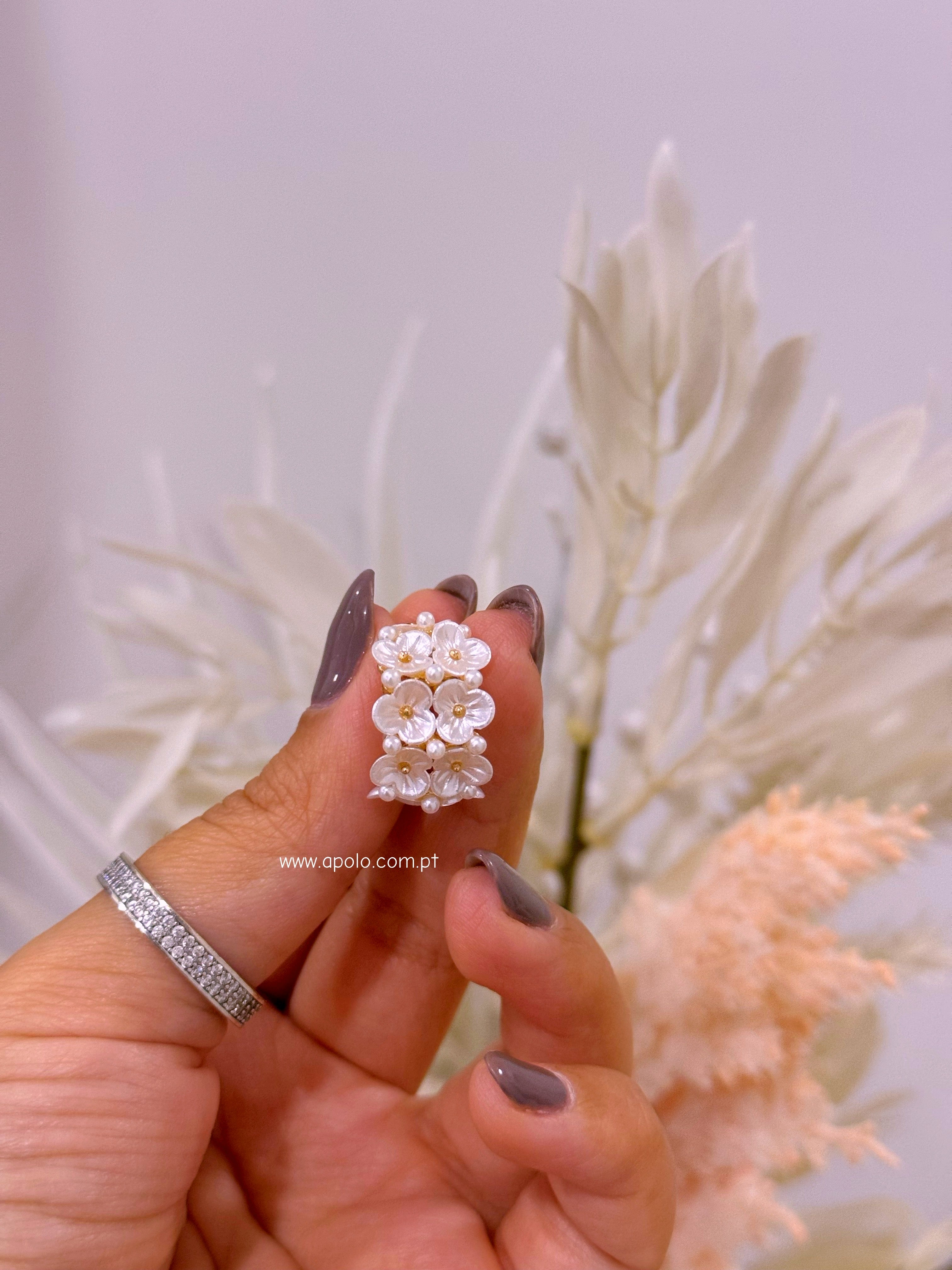 Argolas com flores e mini pérolas | Dourado