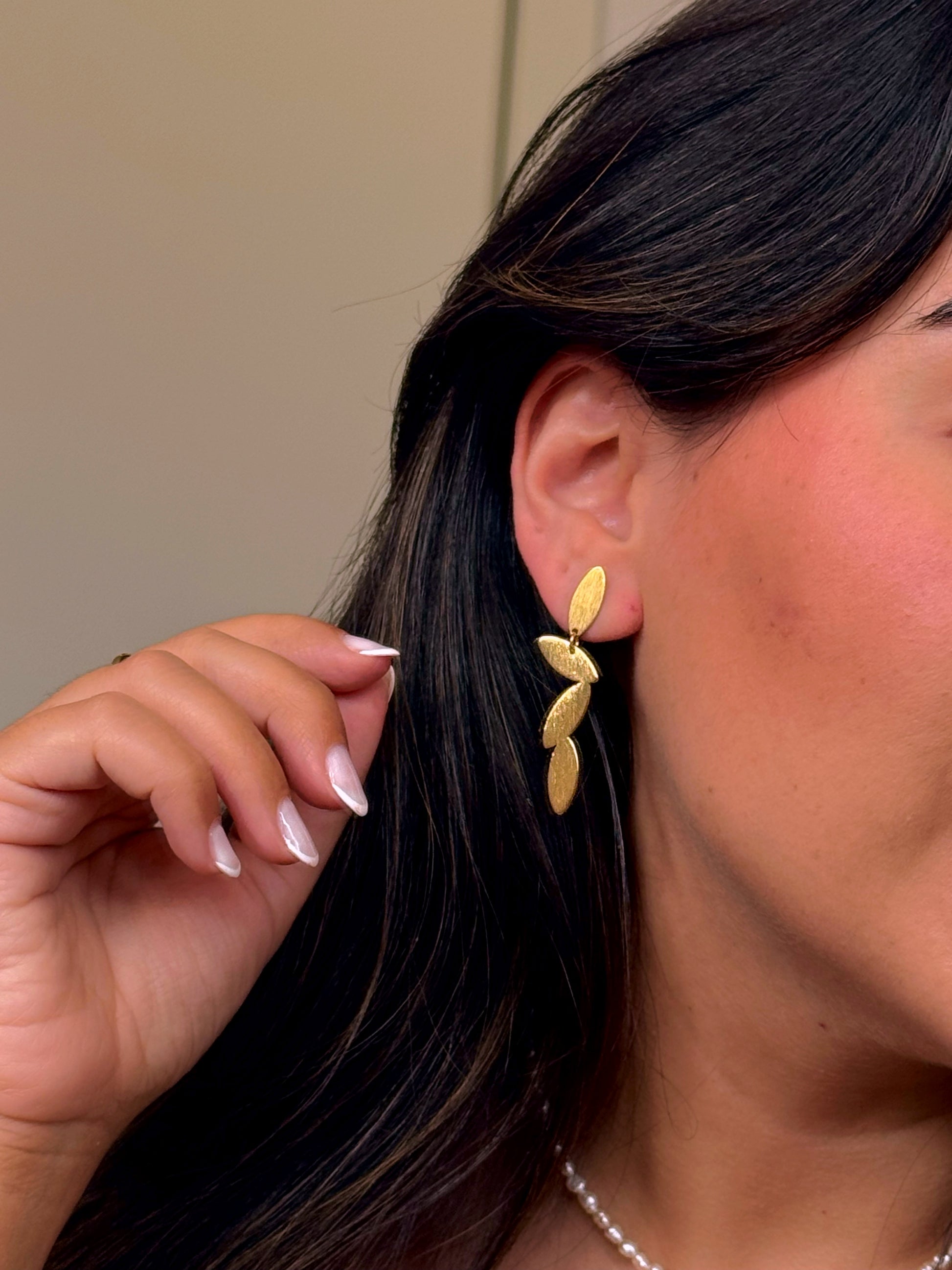 Brincos elegantes folhas em pendente | Dourado escovado
