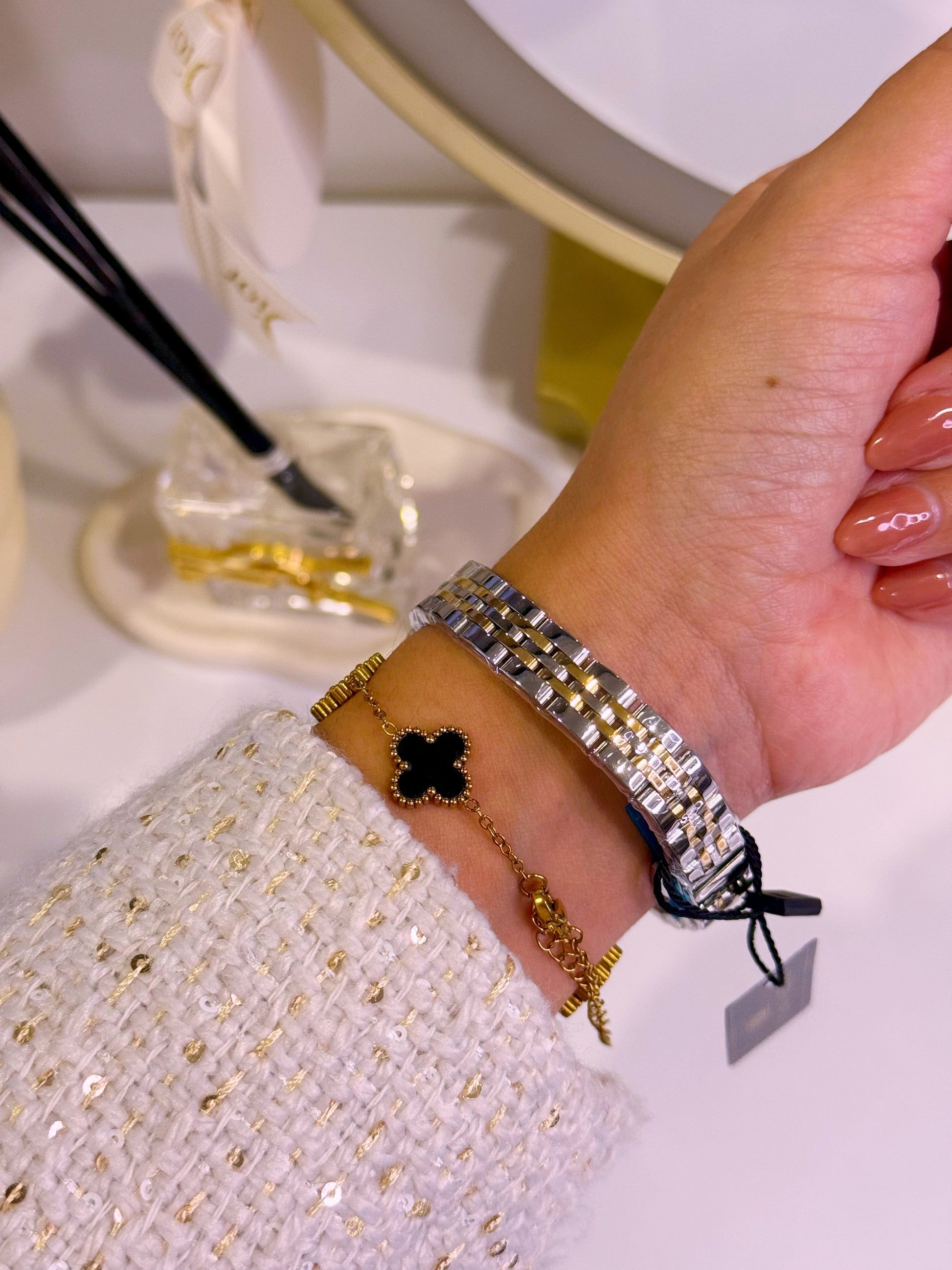 Relógio analógico mostrador oval • prateado e dourado | Fundo Preto