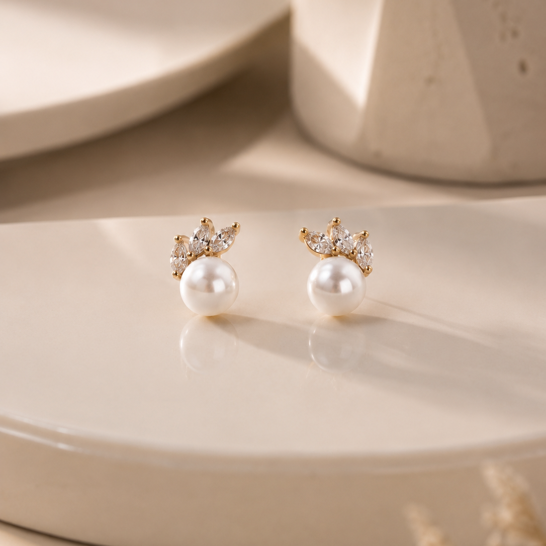 Mini brincos elegantes com brilhantes e pérola | Dourado