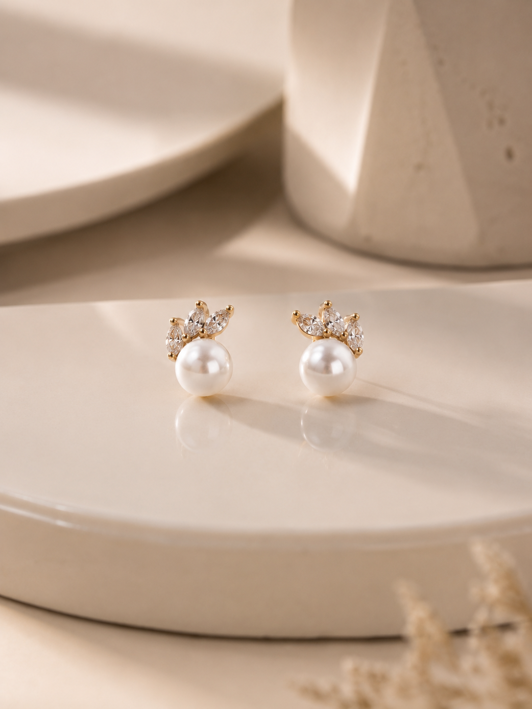 Mini brincos elegantes com brilhantes e pérola | Dourado