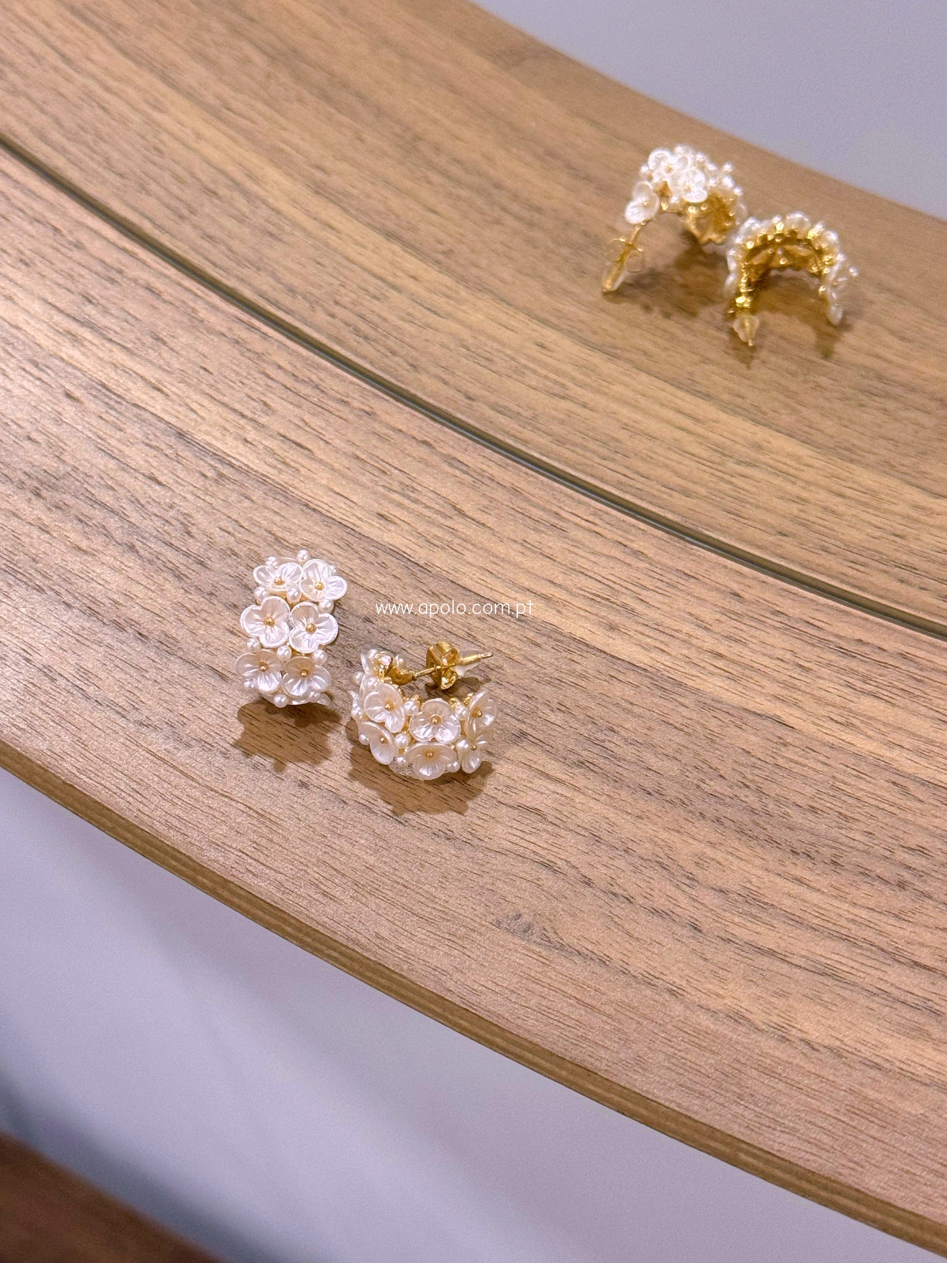 Argolas com flores e mini pérolas | Dourado