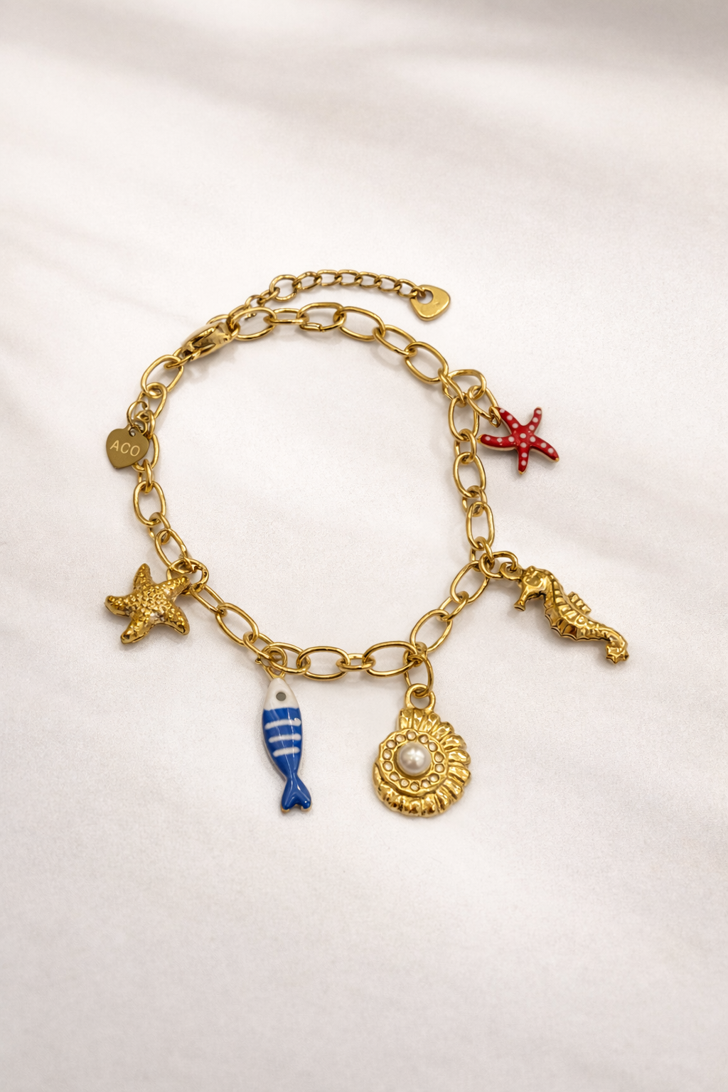 𝐄𝐝𝐢𝐜̧𝐚̃𝐨 𝐋𝐢𝐦𝐢𝐭𝐚𝐝𝐚 𝐕𝐞𝐫𝐚̃𝐨 🐚 Pulseira corrente com concha e pérola e vários pendentes | Dourado