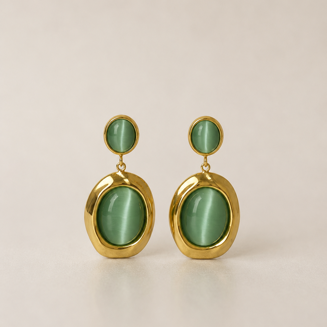 Brincos elegantes com pedras verdes em pendente | Dourado