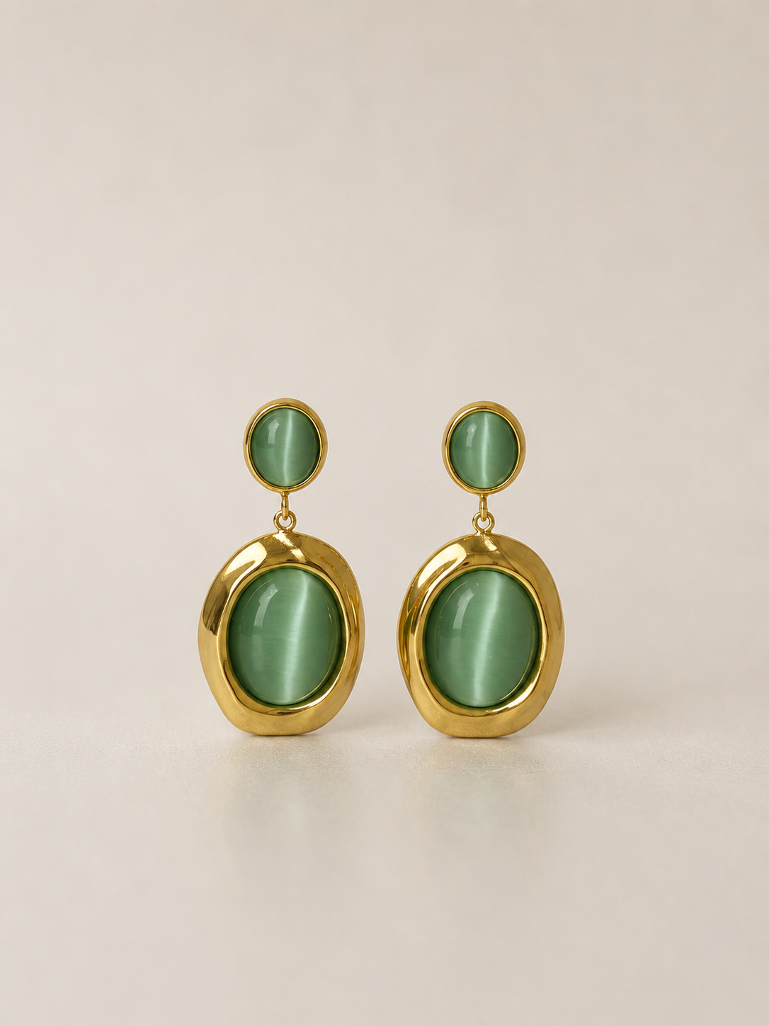 Brincos elegantes com pedras verdes em pendente | Dourado