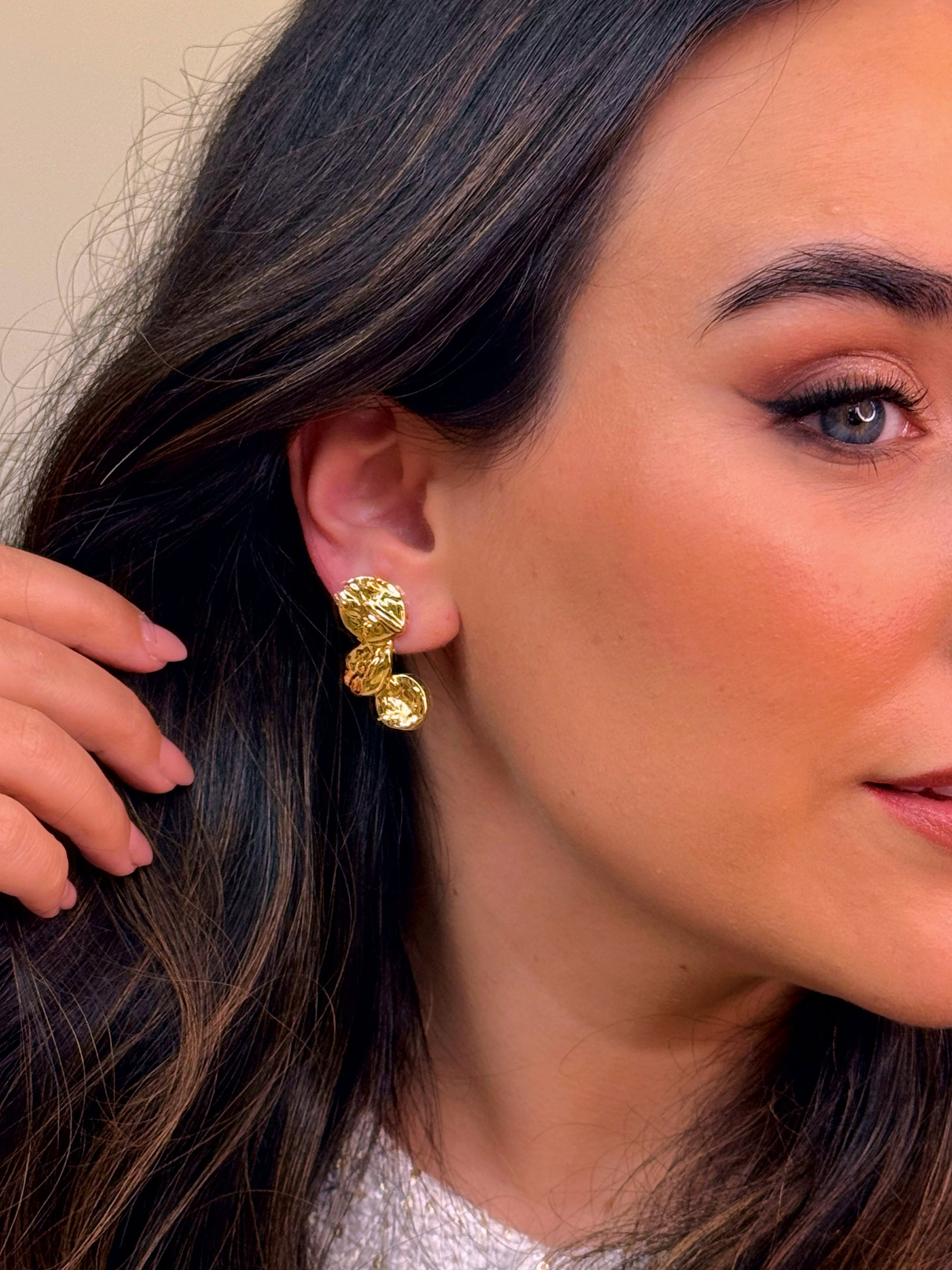 Brincos elegantes com relevos | Dourado