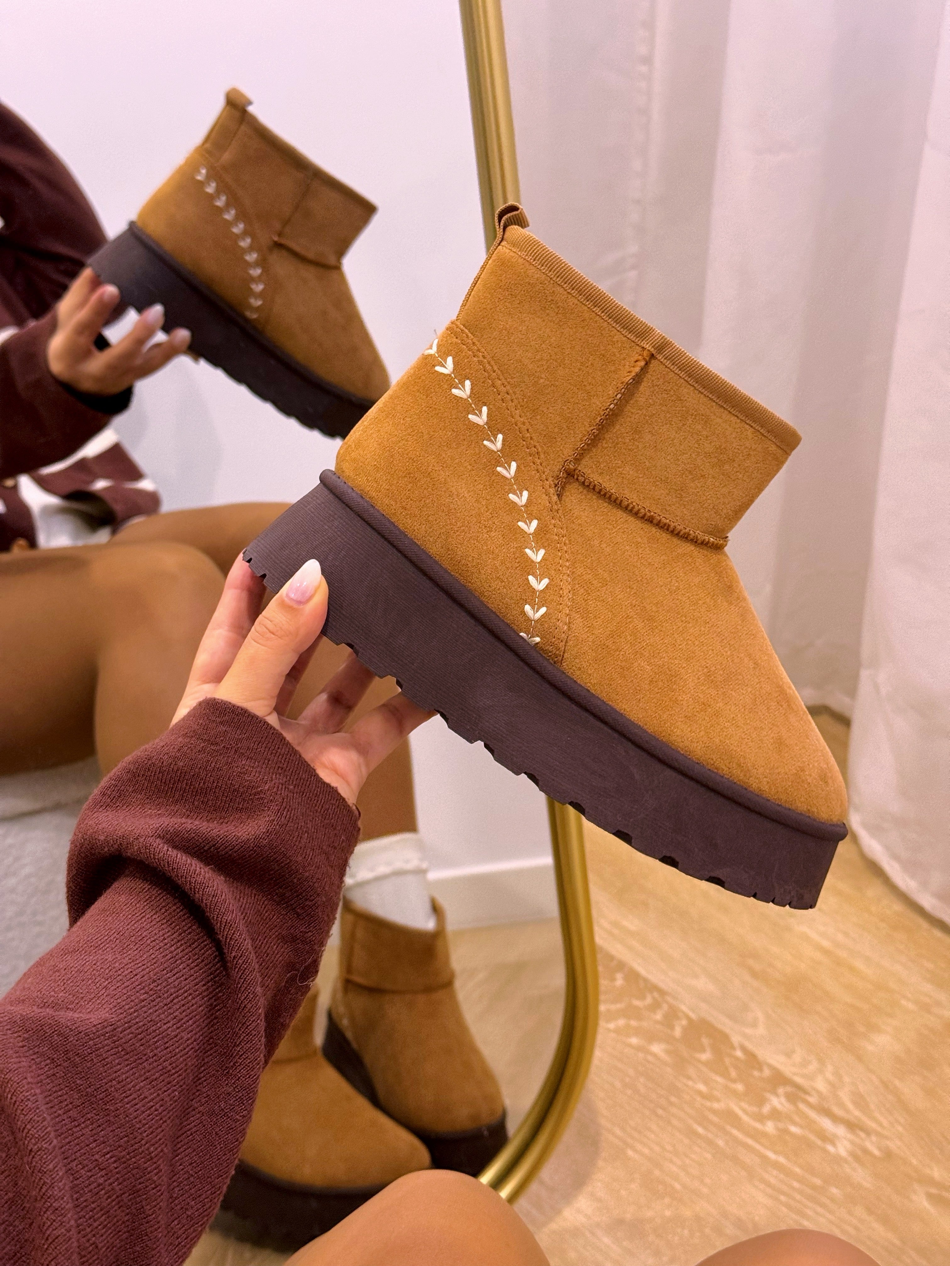 Bota pantufa com pelinho e detalhe bordado | Camel