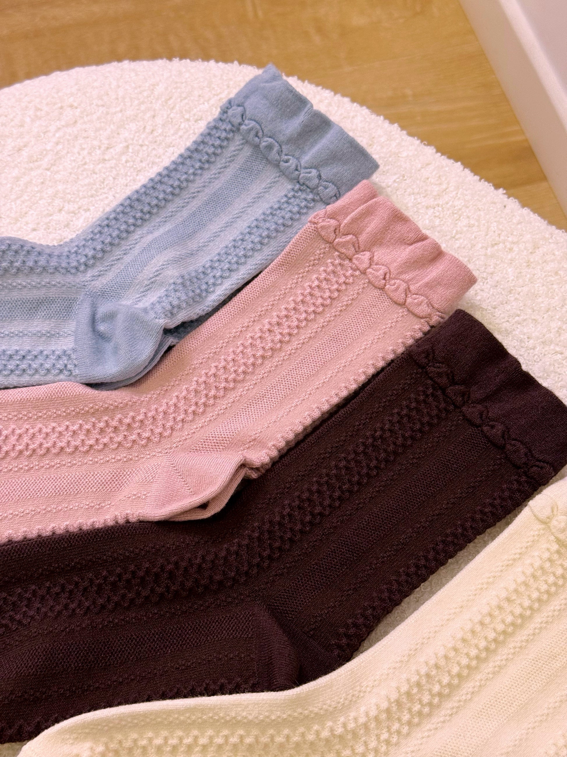 Meias de malha lisas com pormenor ondulado • com algodão e lã | 5 cores