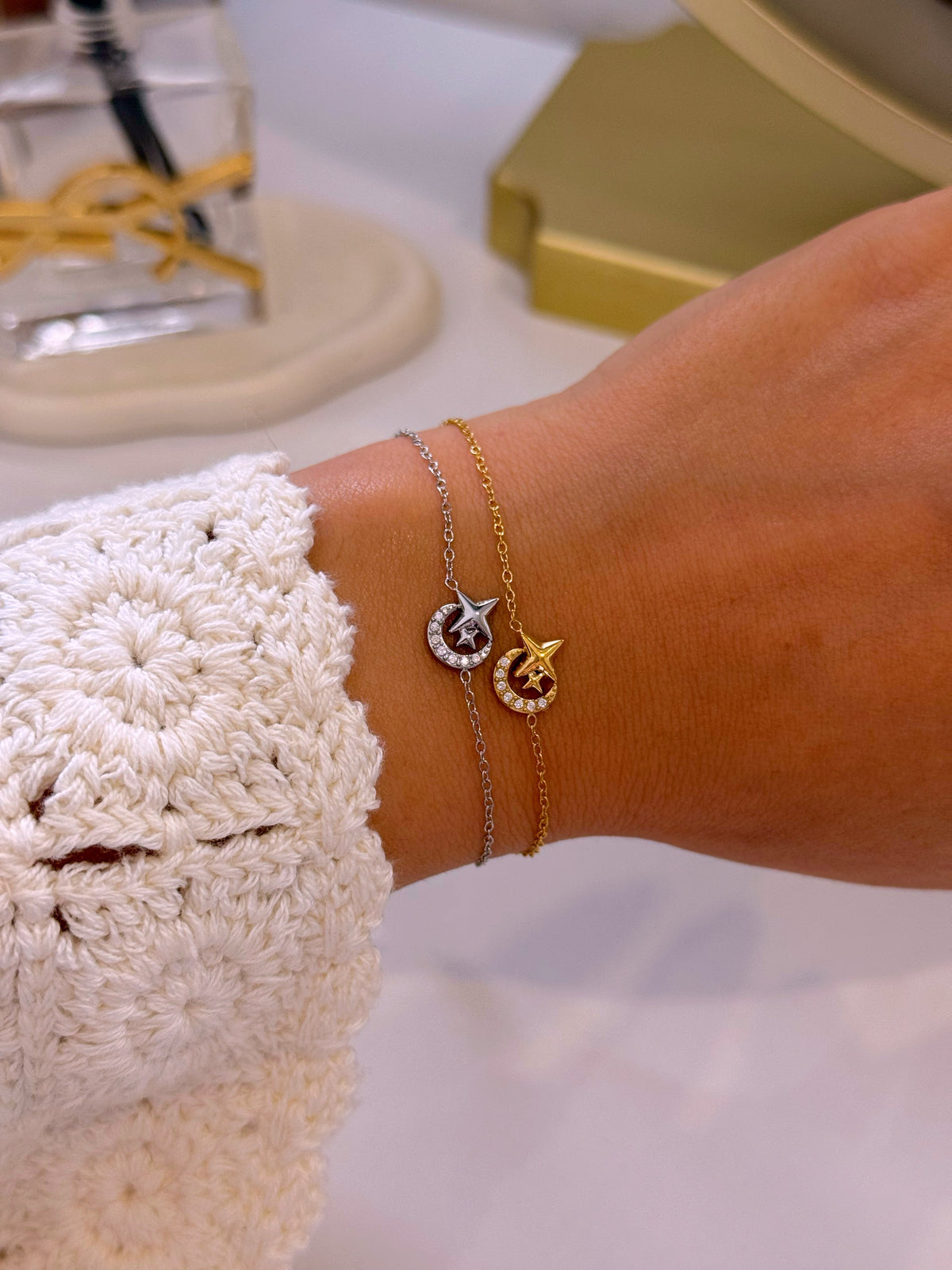 Pulseira delicada com estrelinha e lua com brilhantes | 2 Cores
