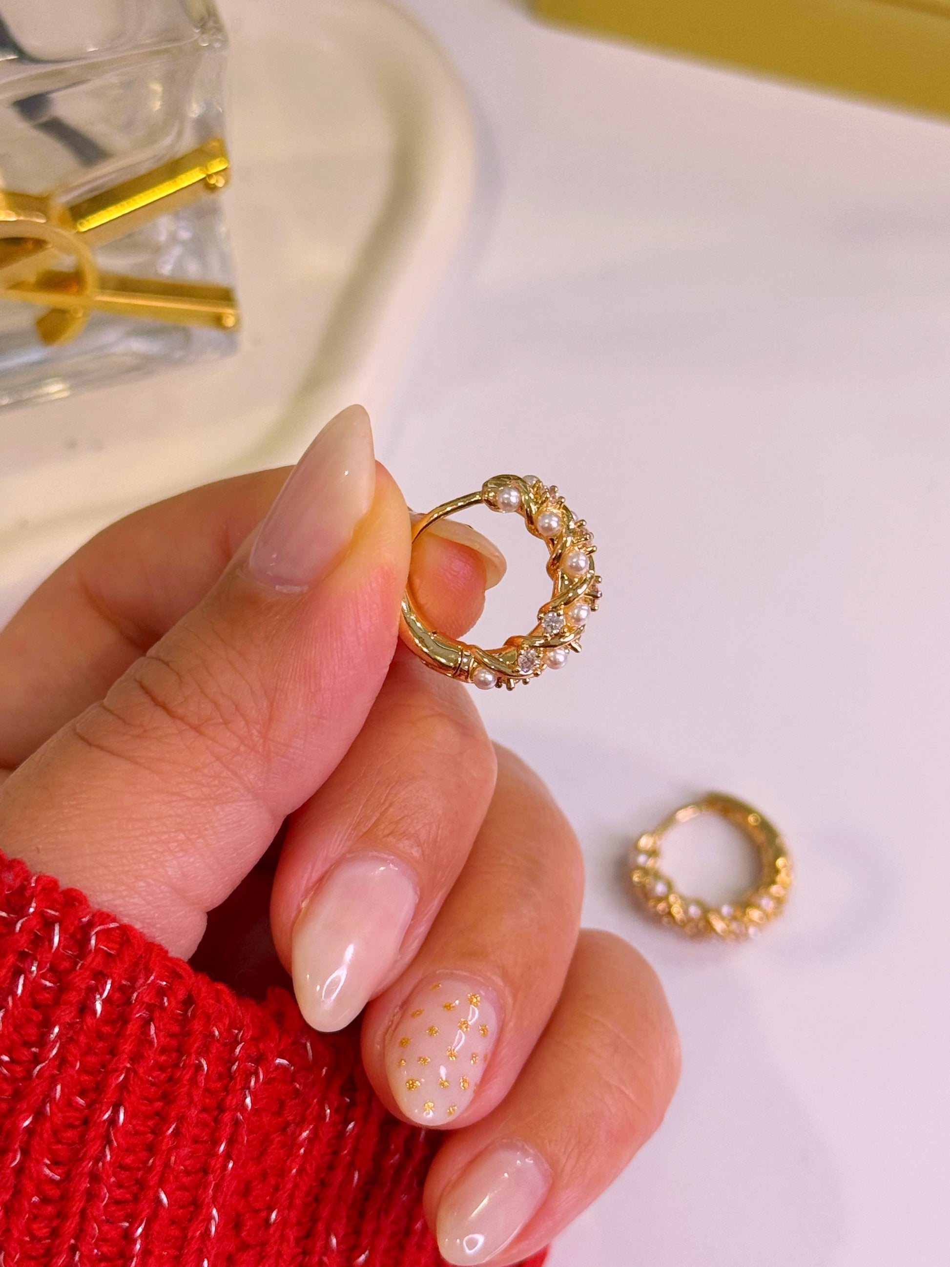 Argolas efeito torcido com pérolas e brilhantes | Dourado