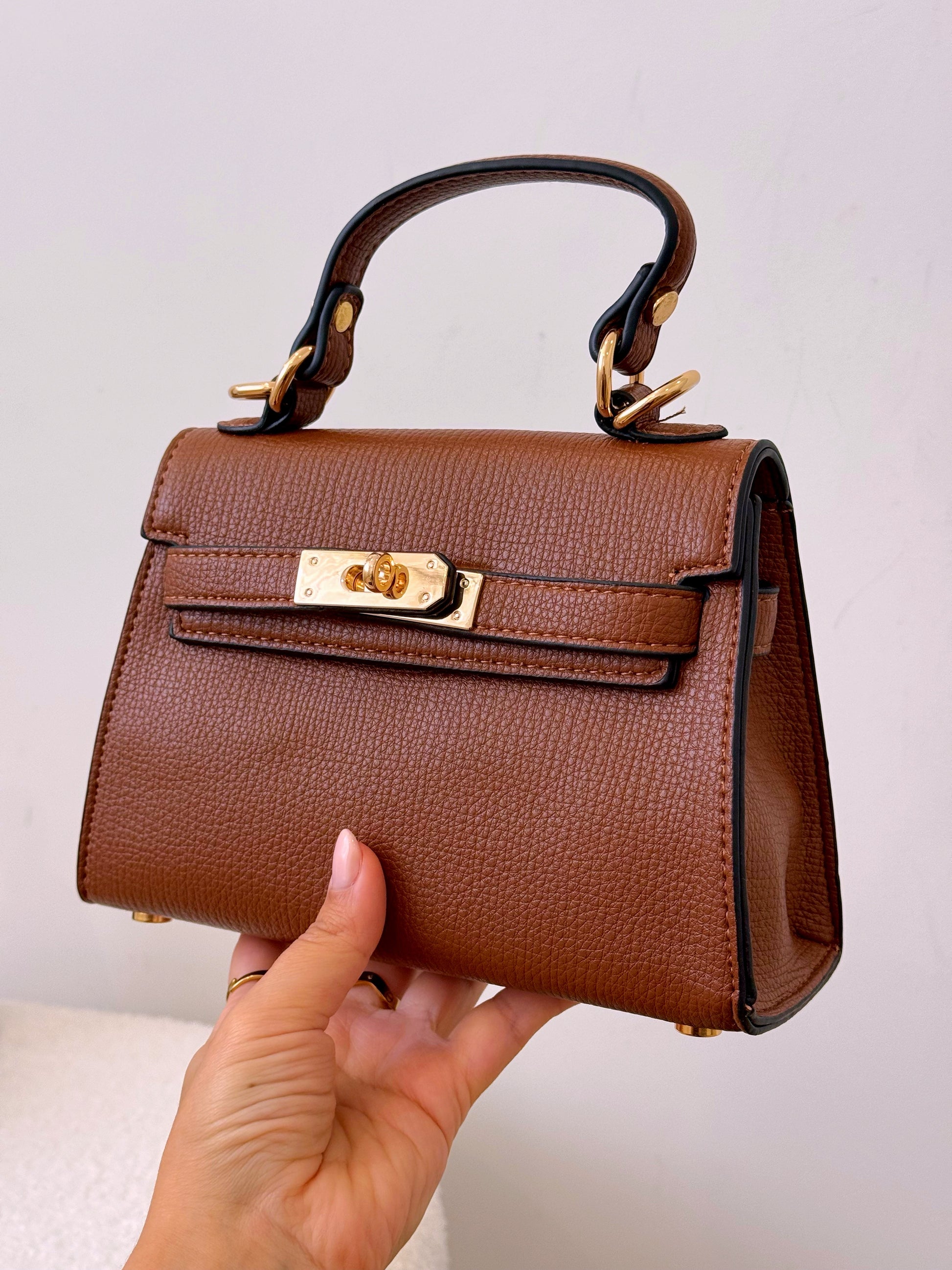 Mala de mão elegante com pormenores dourados | 3 Cores