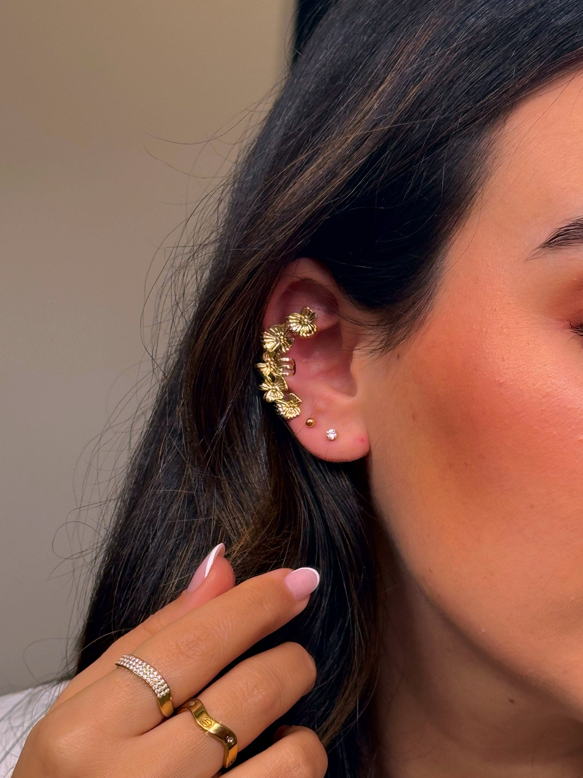 Earcuff ajustável • efeito flores com relevos | Dourado - aço inoxidável