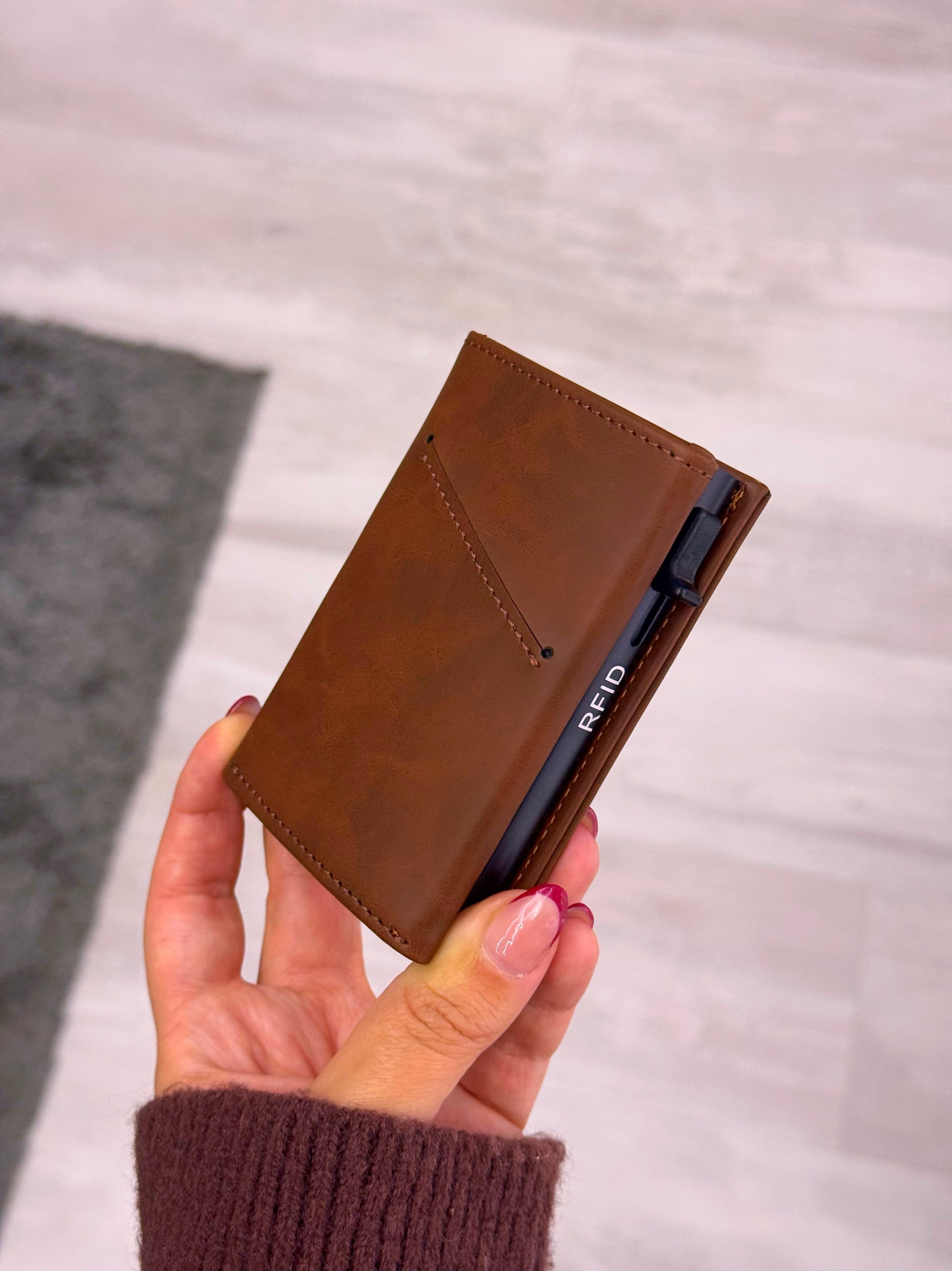 Porta cartões com fecho e aba extra para notas  | Castanho escuro