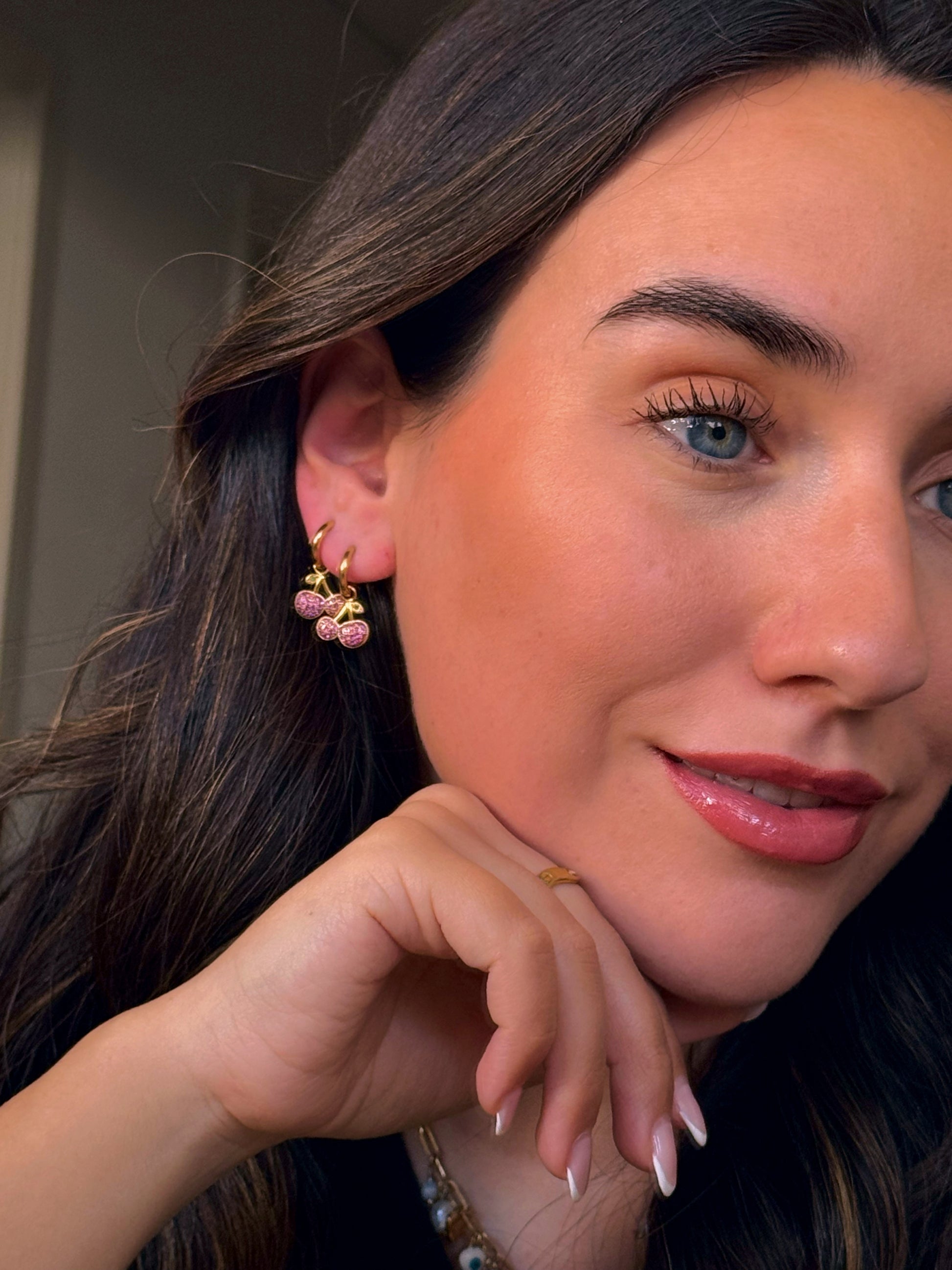Argolinhas lisas com mini cerejas em pendente | Dourado