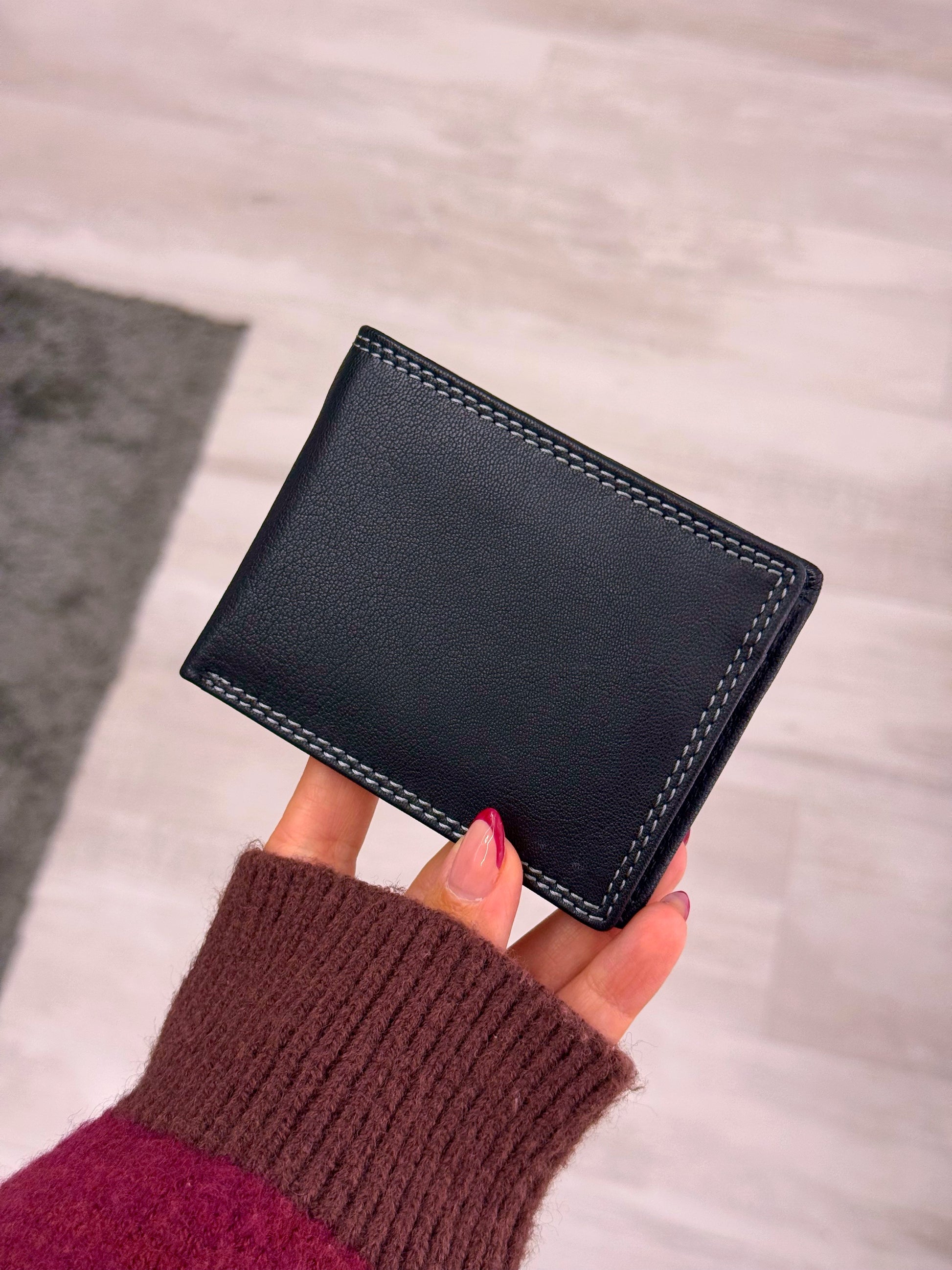 Carteira em pele preta com costura em contraste