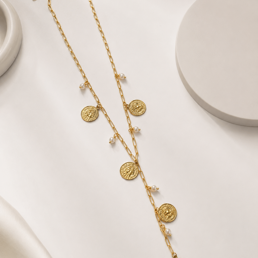 Colar malha corrente com pérolas e medalhas | Dourado