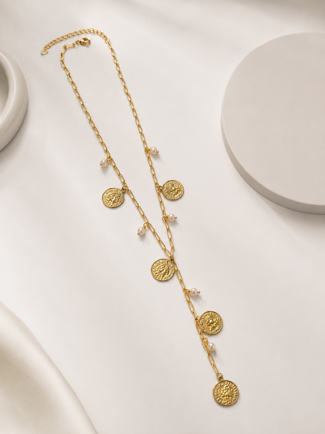 Colar malha corrente com pérolas e medalhas | Dourado
