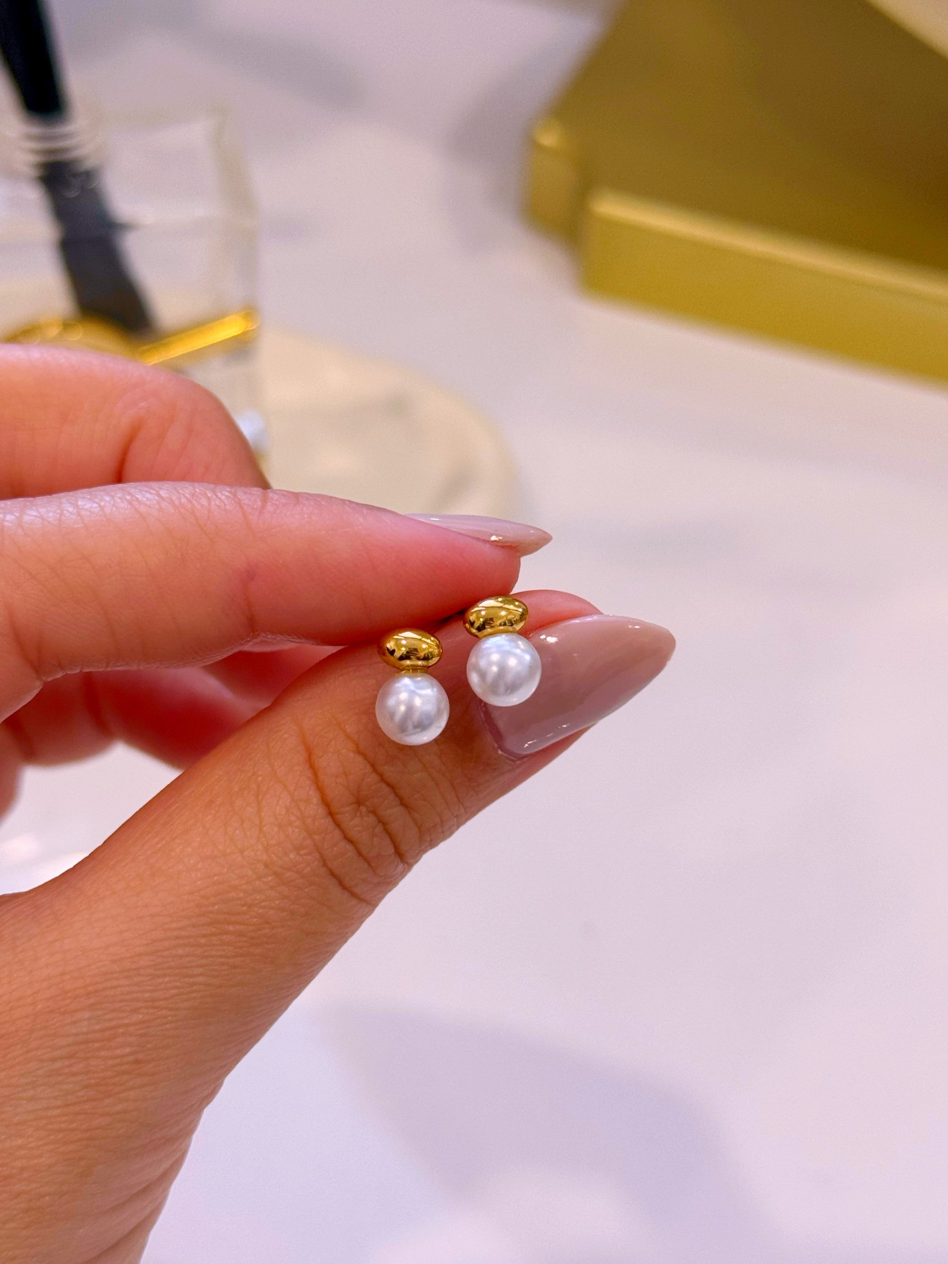 Brincos minimalistas • detalhe oval com pérola | Dourado
