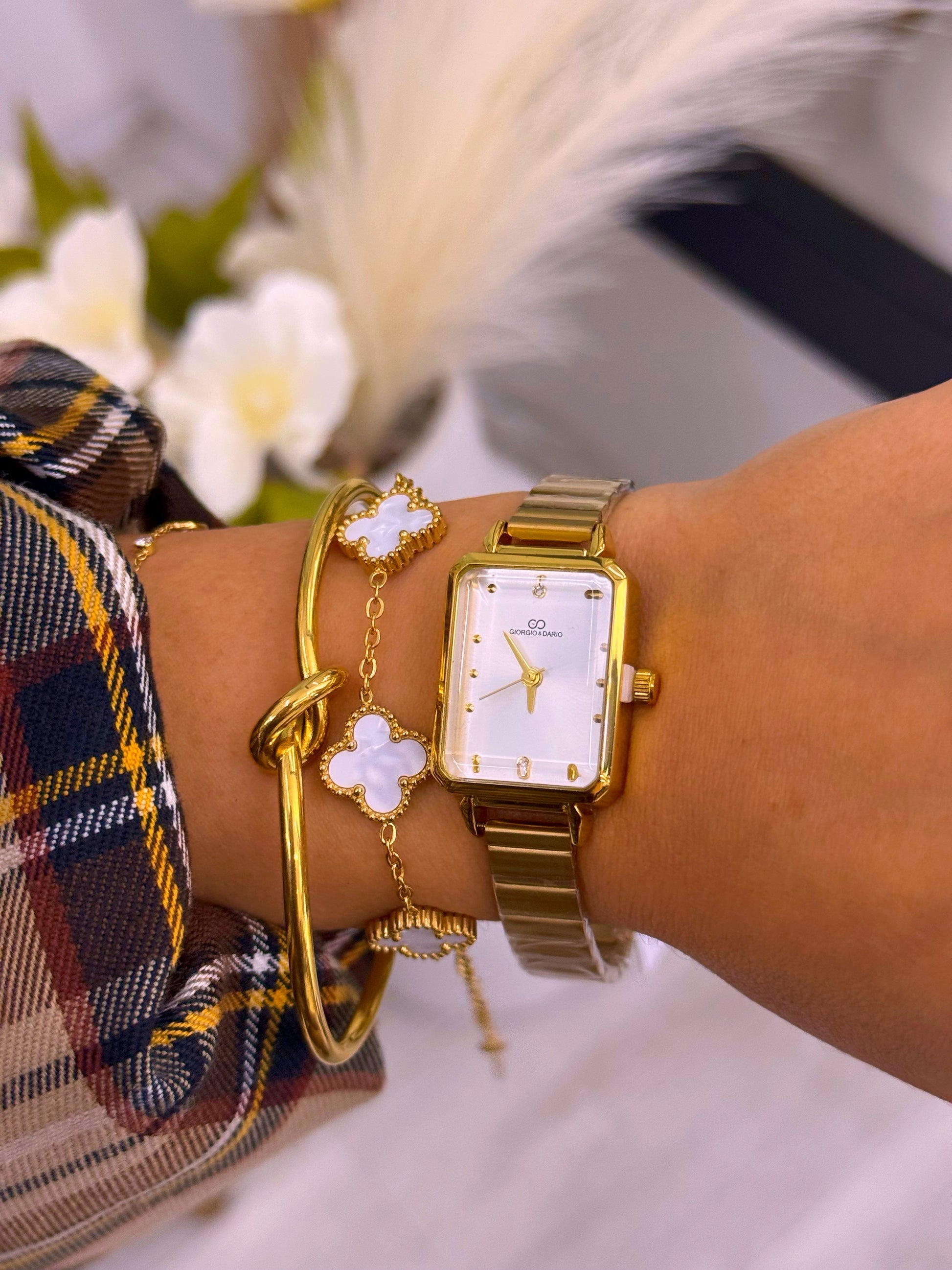 Relógio analógico com mostrador retangular | Dourado