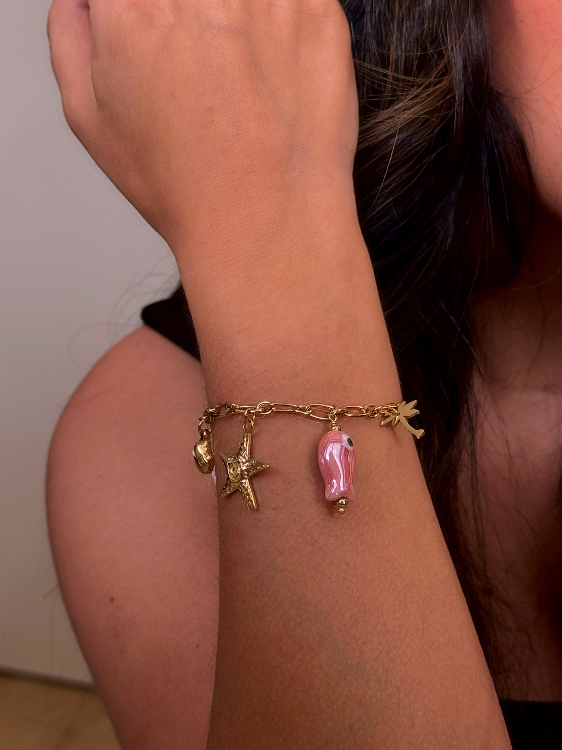 𝐄𝐝𝐢𝐜̧𝐚̃𝐨 𝐋𝐢𝐦𝐢𝐭𝐚𝐝𝐚 𝐕𝐞𝐫𝐚̃𝐨 🐚 Pulseira corrente com peixe rosinha e vários pendentes | Dourado