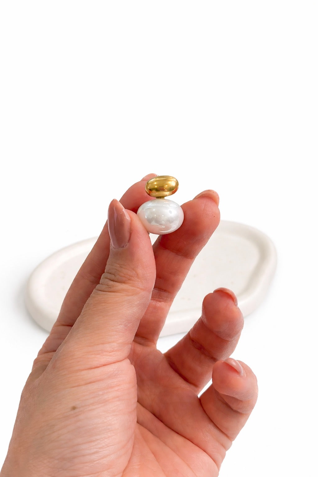 Brincos elegantes com detalhe oval e pérola irregular | Dourado