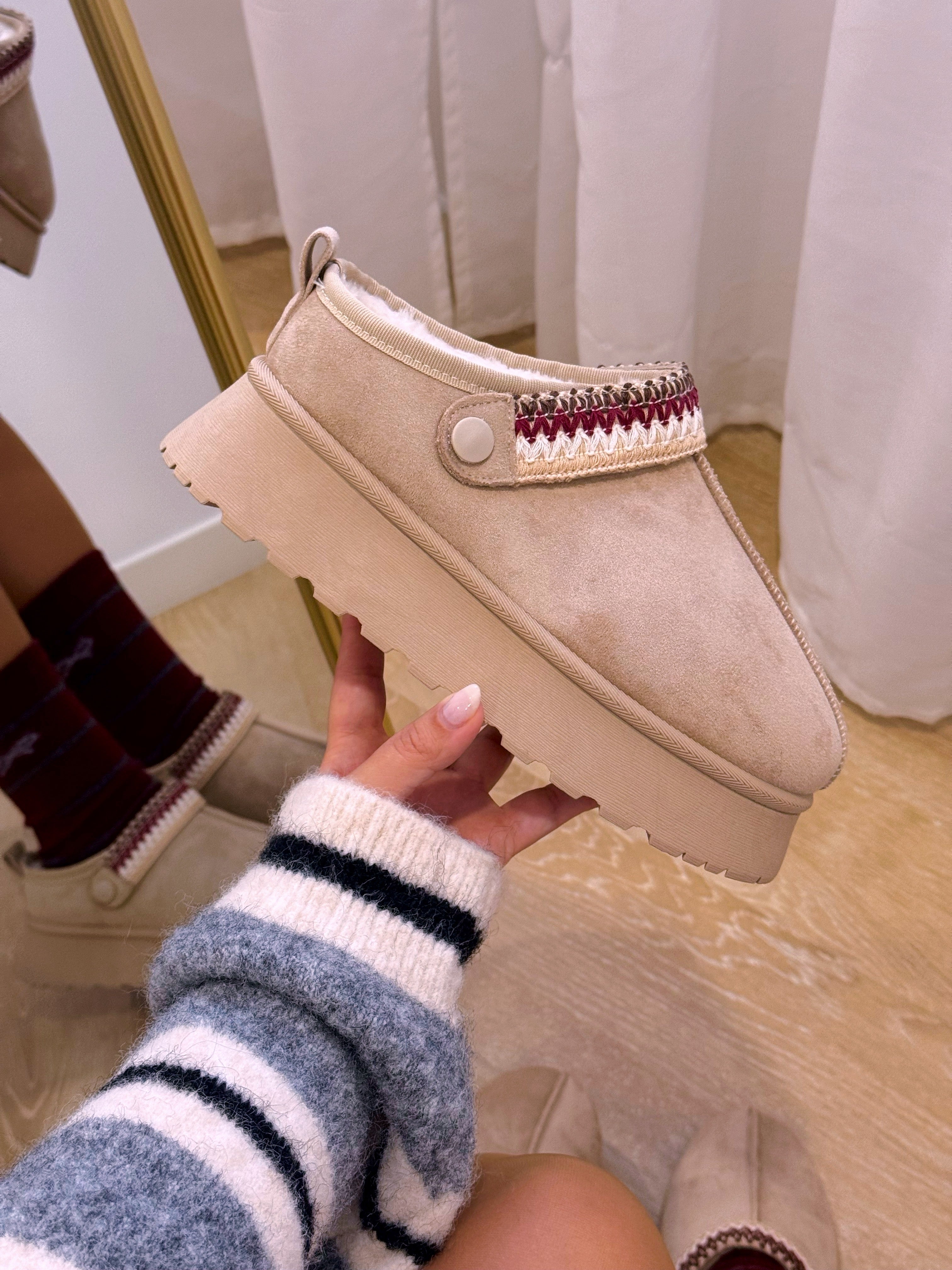 Pantufa com pelinho e fita bordada | Bege