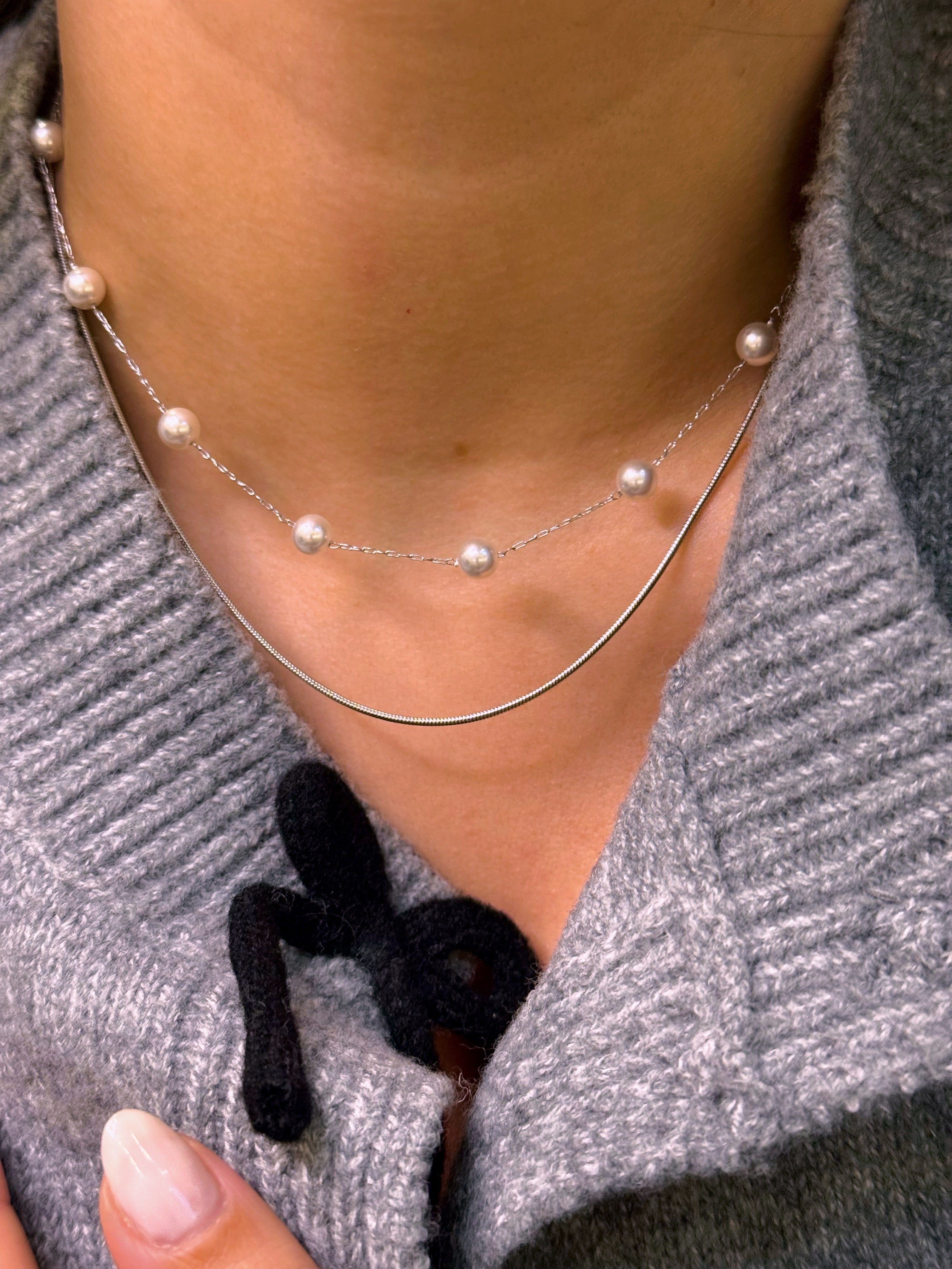 Colar efeito duplo com malha redonda fininha e pérolas | Prateado