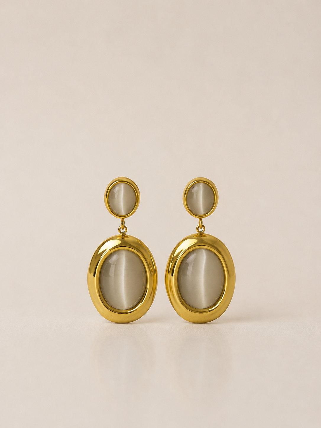 Brincos elegantes com pedra marfim perolado em pendente | Dourado