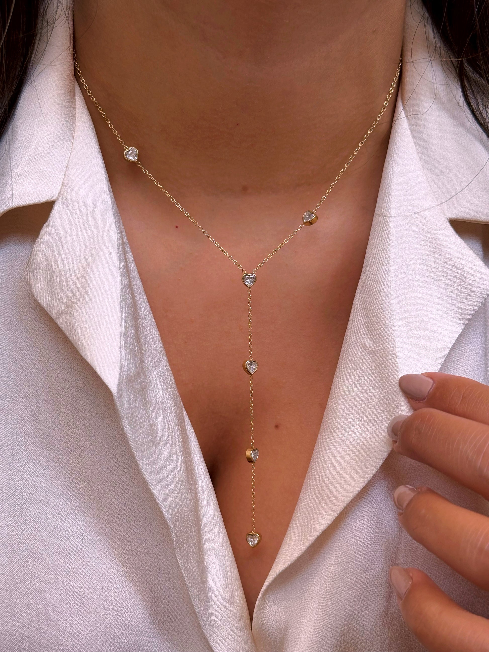 Colar delicado com corações em brilhante e pendente | Dourado