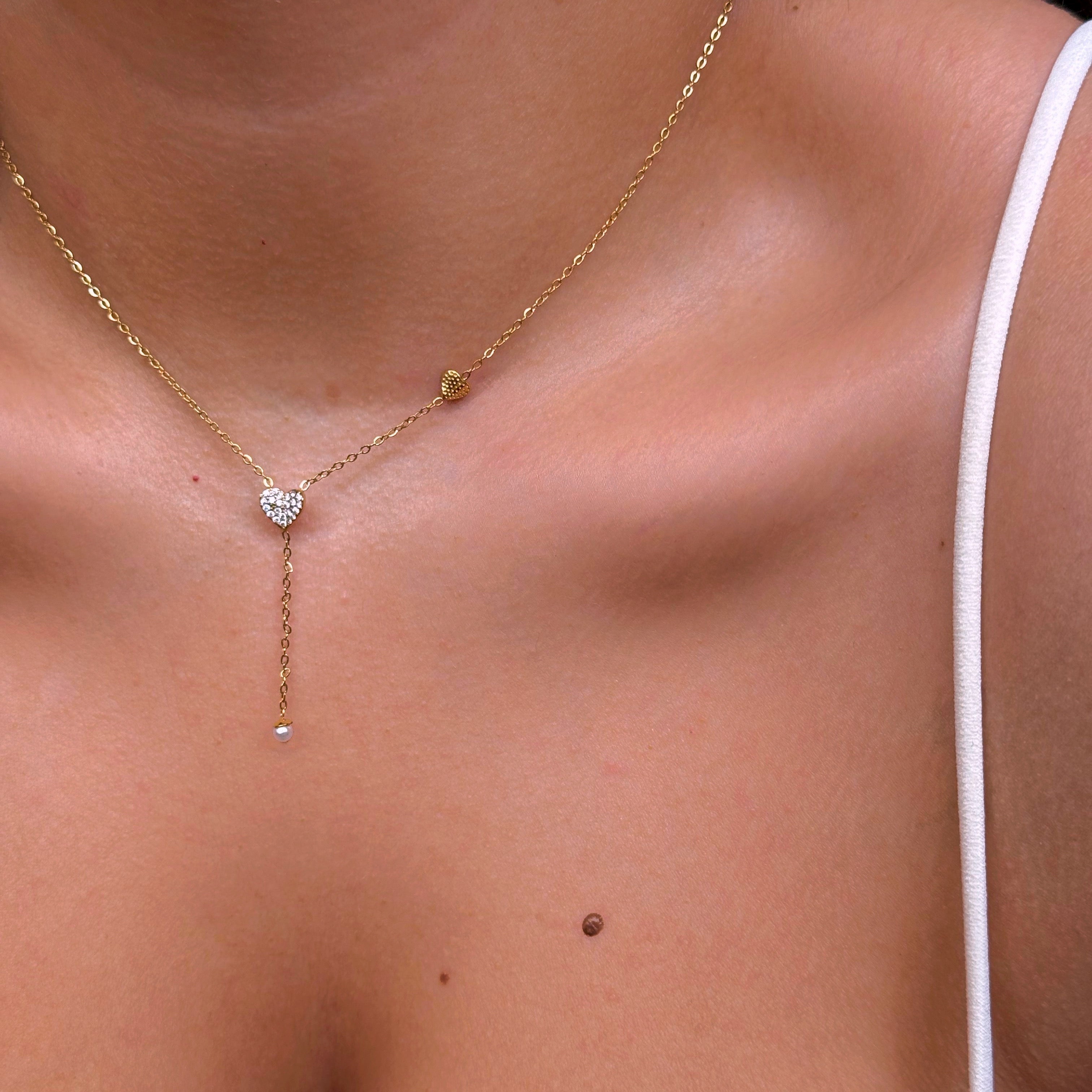 Colar com corações e mini pérola em pendente | Dourado