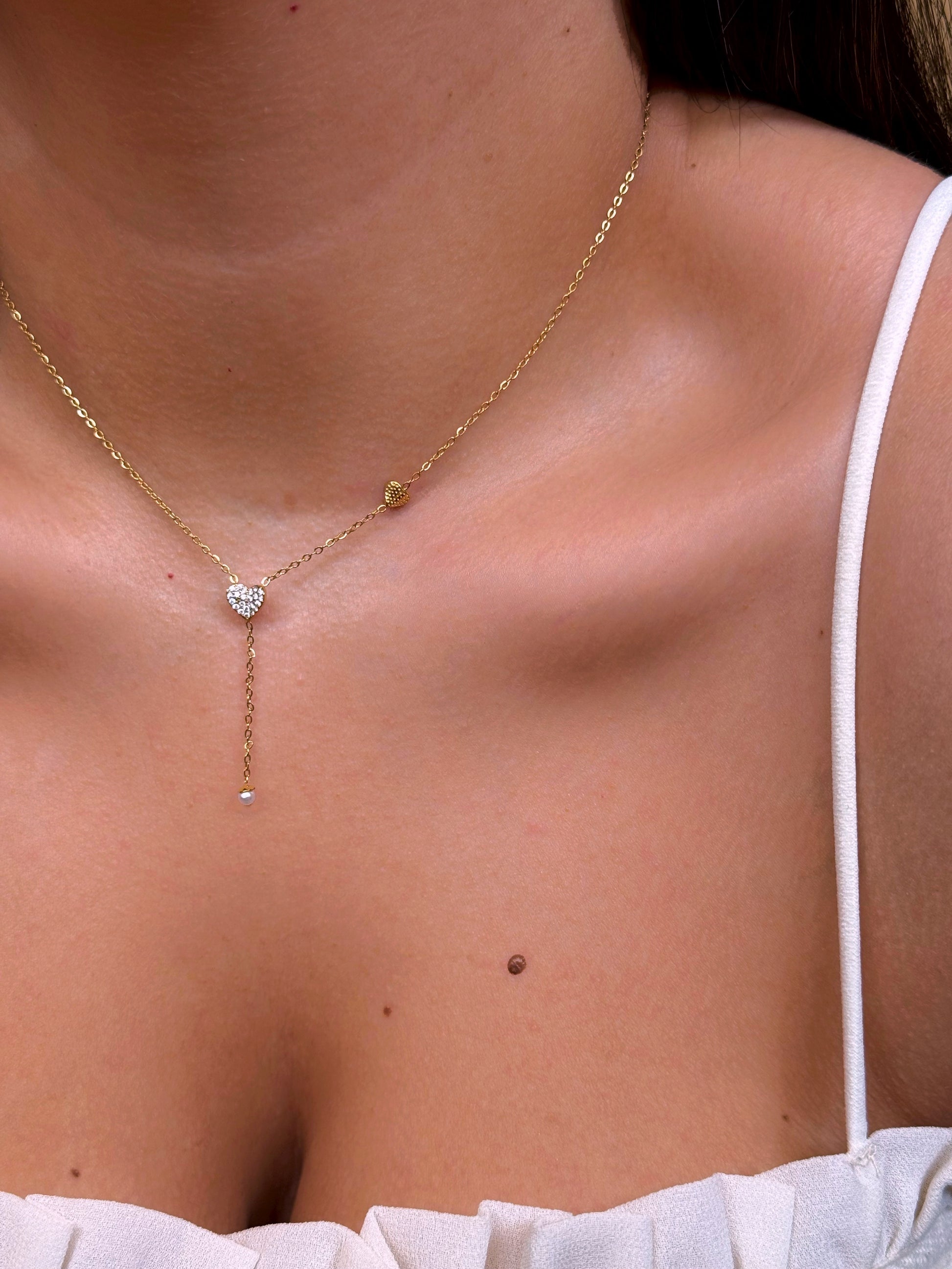 Colar com corações e mini pérola em pendente | Dourado