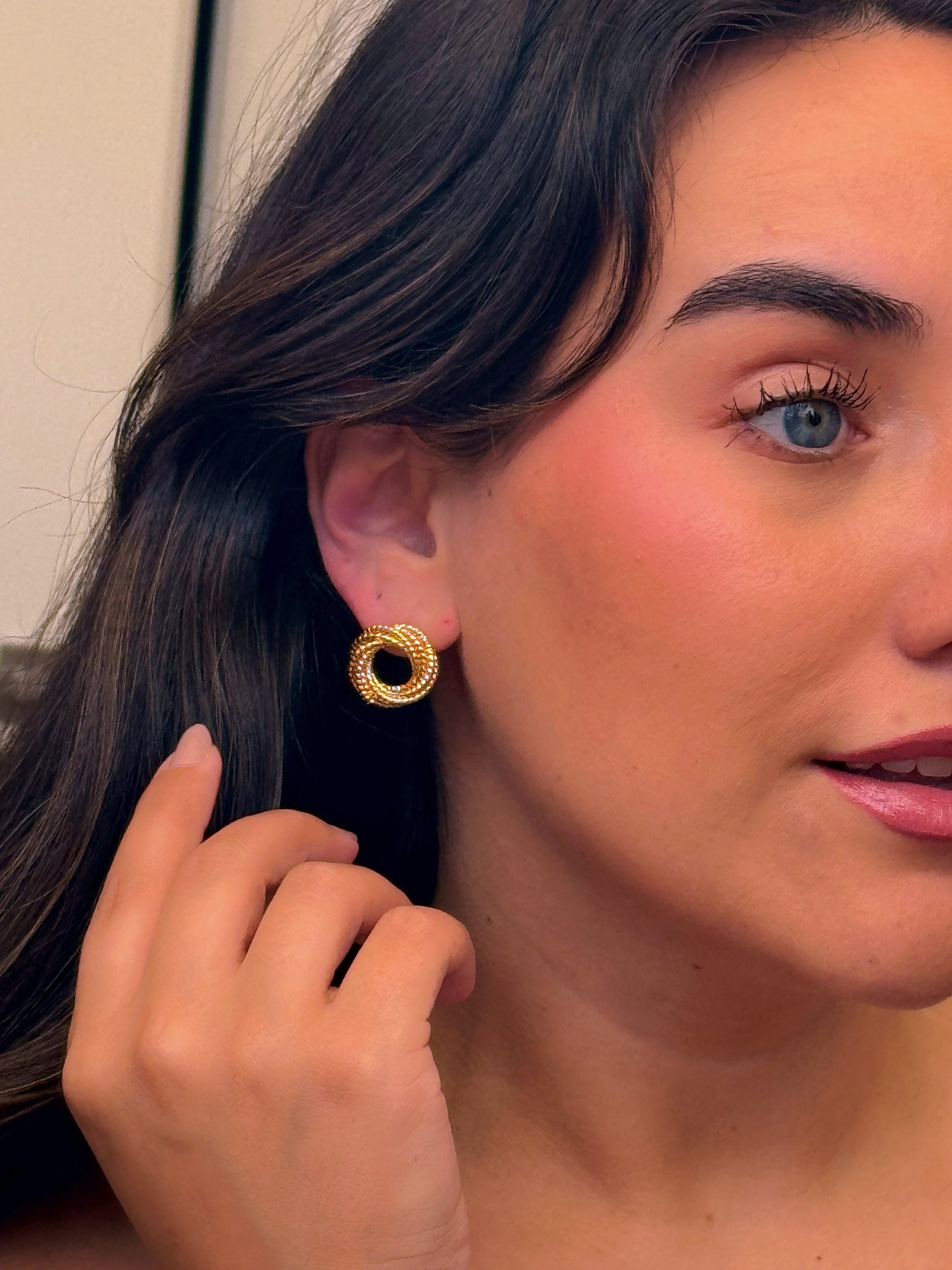 Brincos elegantes efeito nó entrelaçado | Dourado