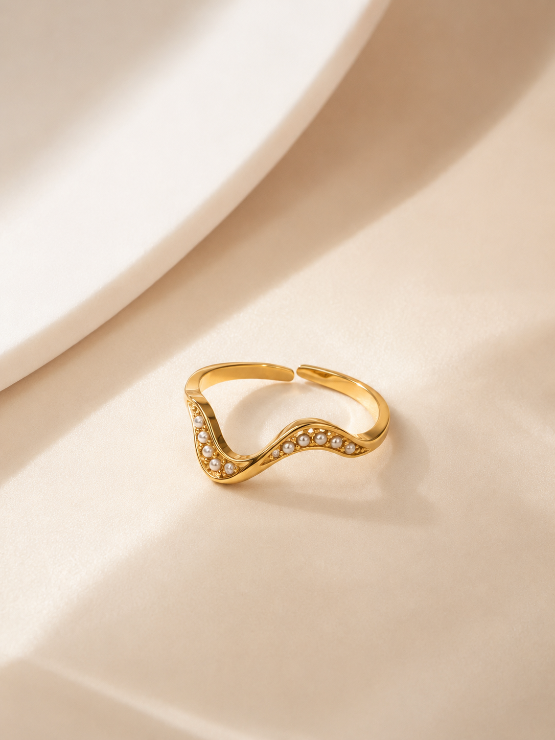 Anel ajustável efeito ondulado com pérolas | Dourado