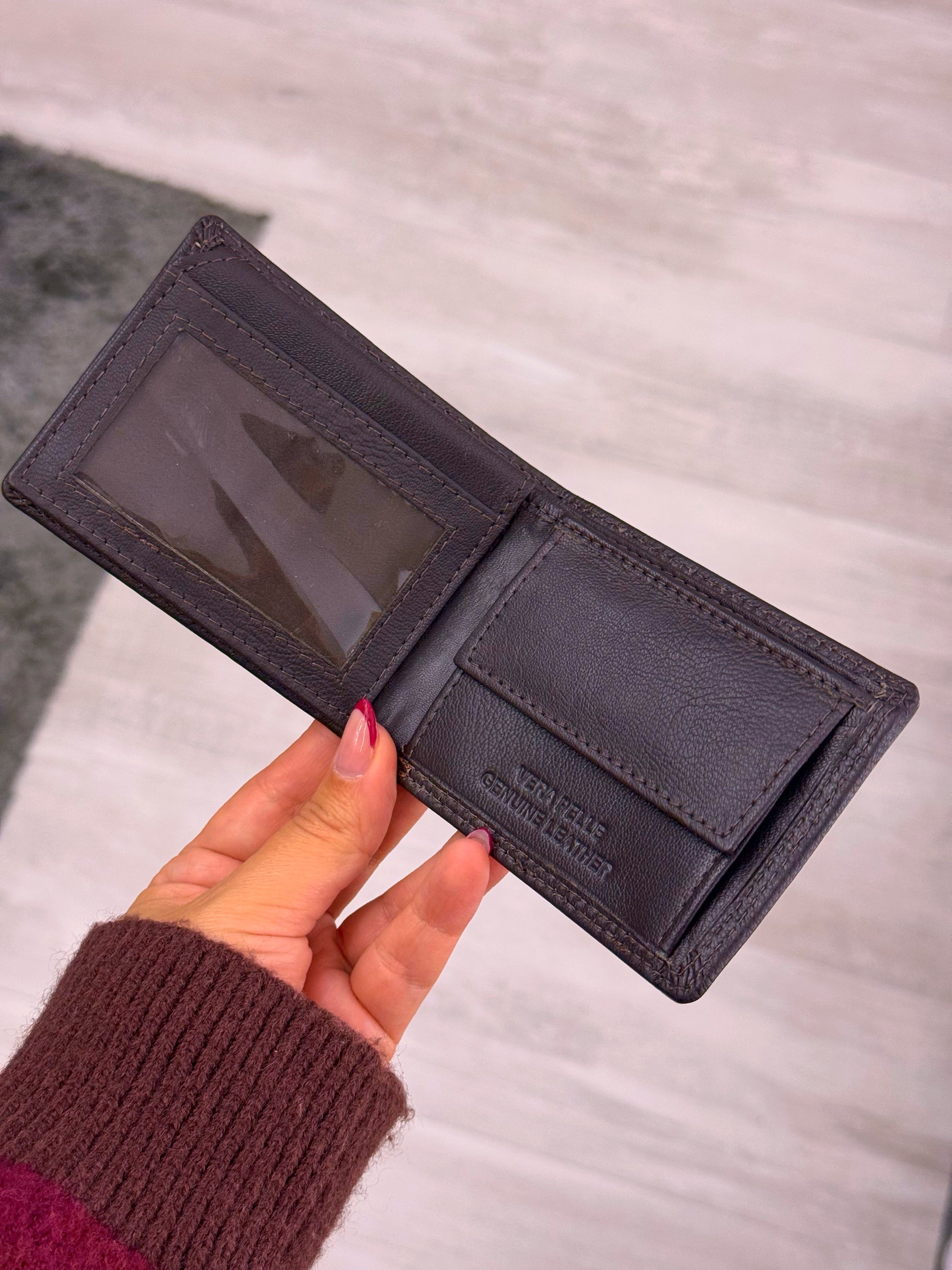 Carteira em pele castanha com costura em contraste