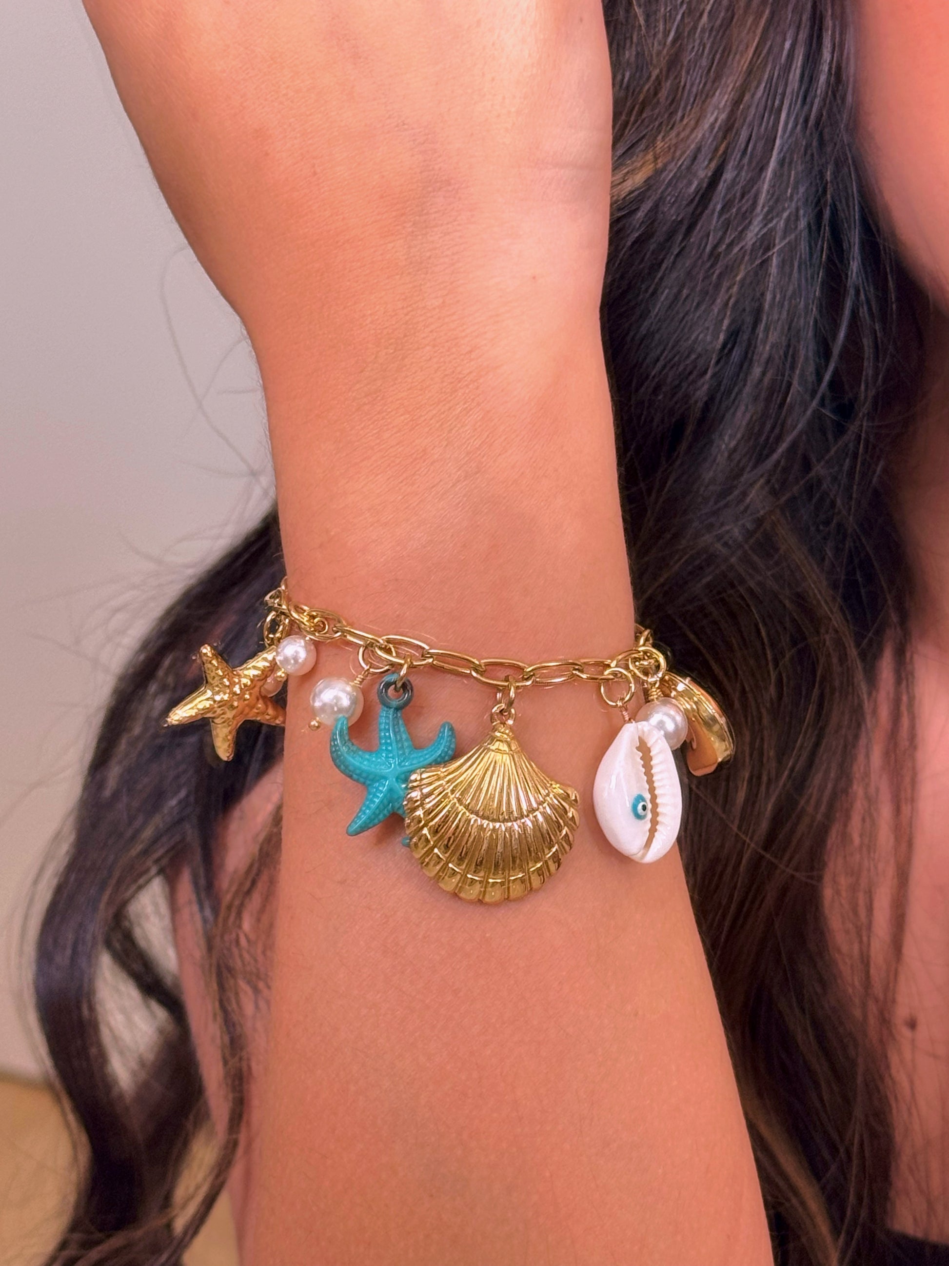 𝐄𝐝𝐢𝐜̧𝐚̃𝐨 𝐋𝐢𝐦𝐢𝐭𝐚𝐝𝐚 𝐕𝐞𝐫𝐚̃𝐨 🐚 Pulseira corrente com estrela do mar turquesa e vários pendentes | Dourado