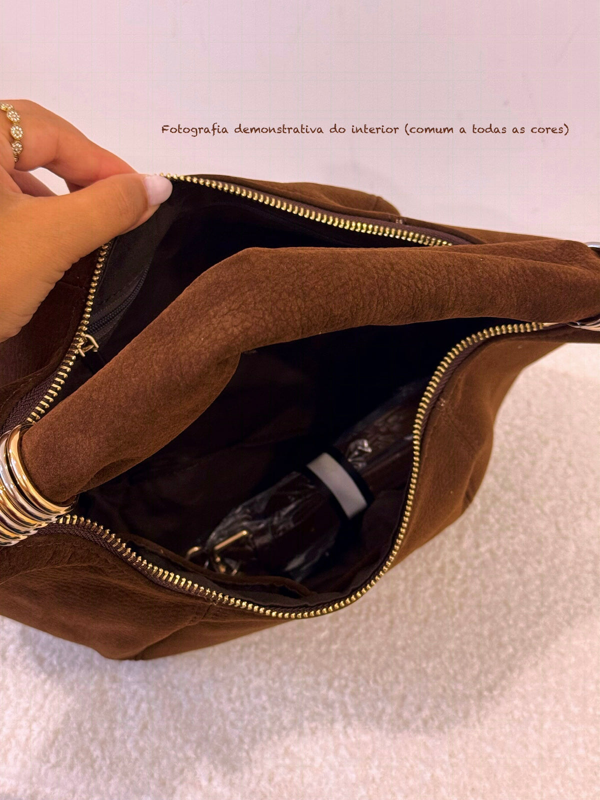 Mala de ombro estilo hobo com mix de argolas metálicas | Camel • toque aveludado