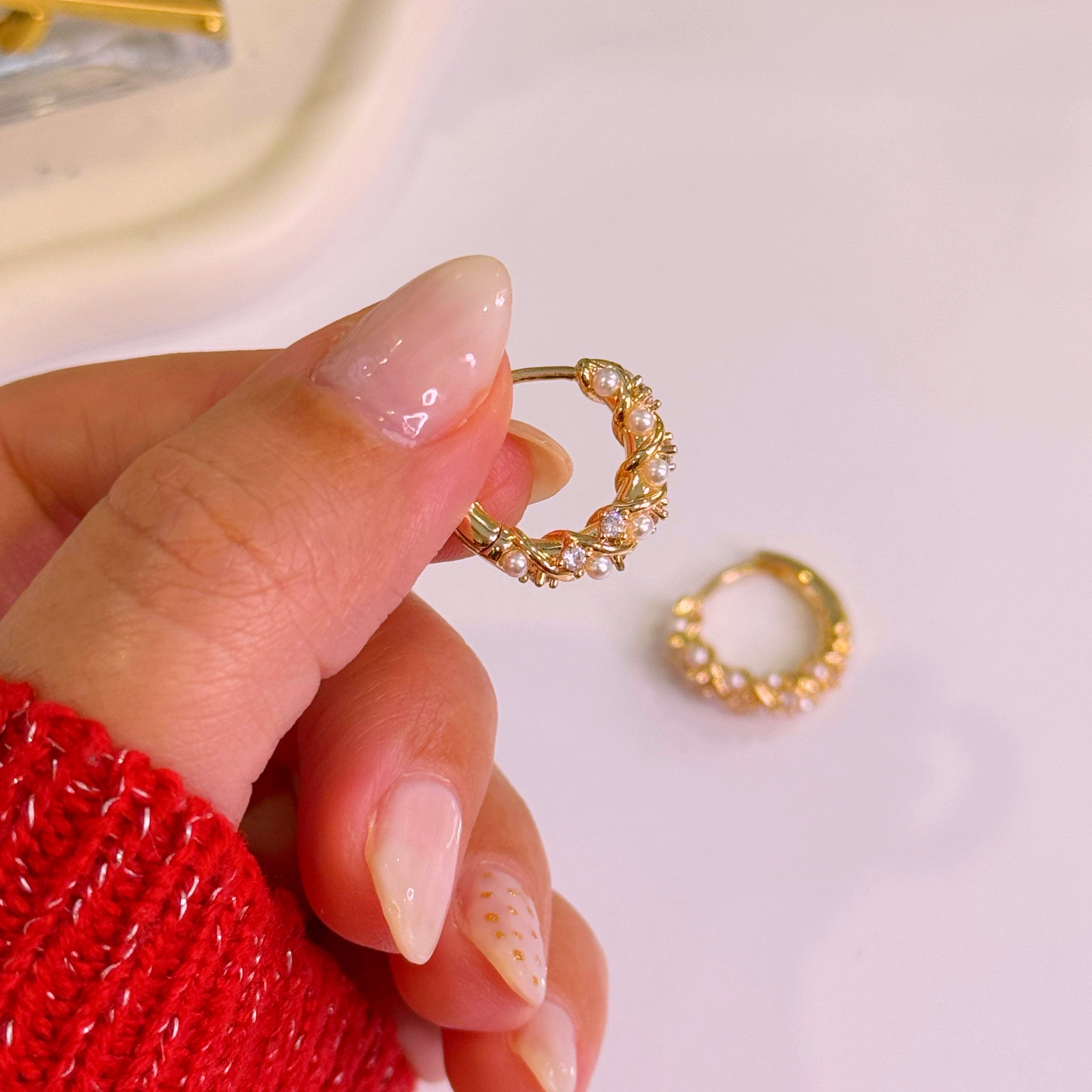 Argolas efeito torcido com pérolas e brilhantes | Dourado