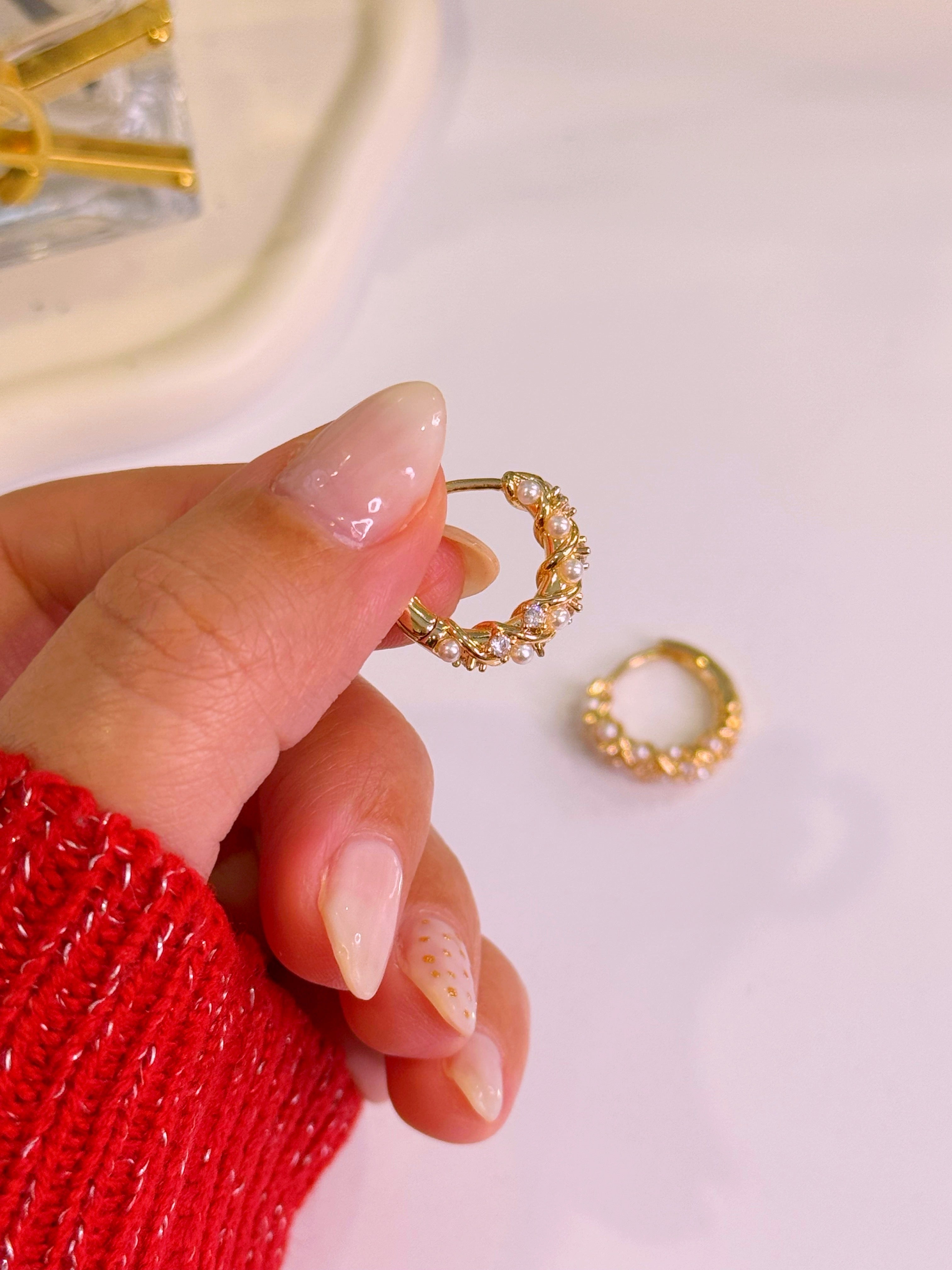 Argolas efeito torcido com pérolas e brilhantes | Dourado