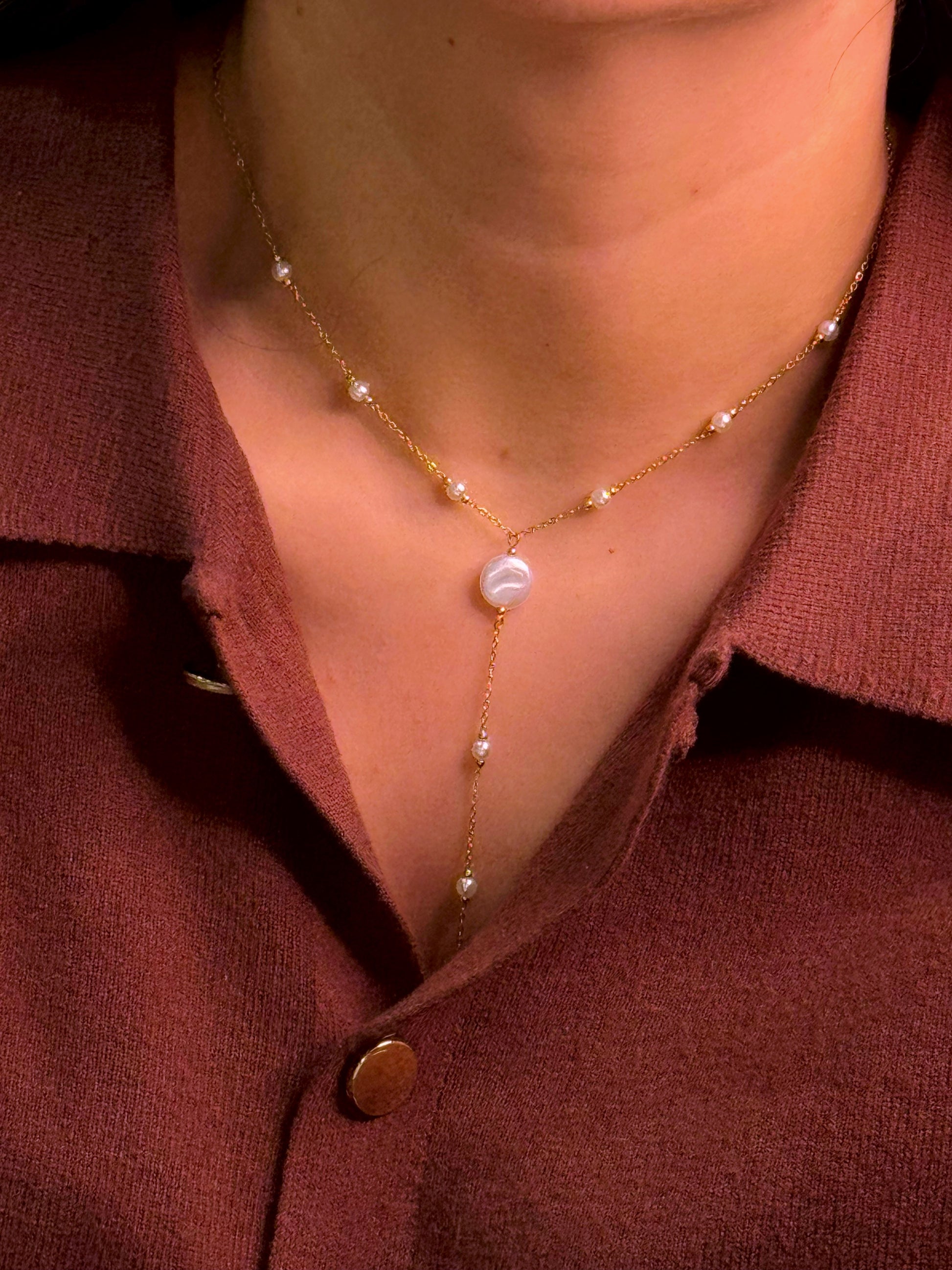 Colar com pérolas irregulares e pendente | Dourado