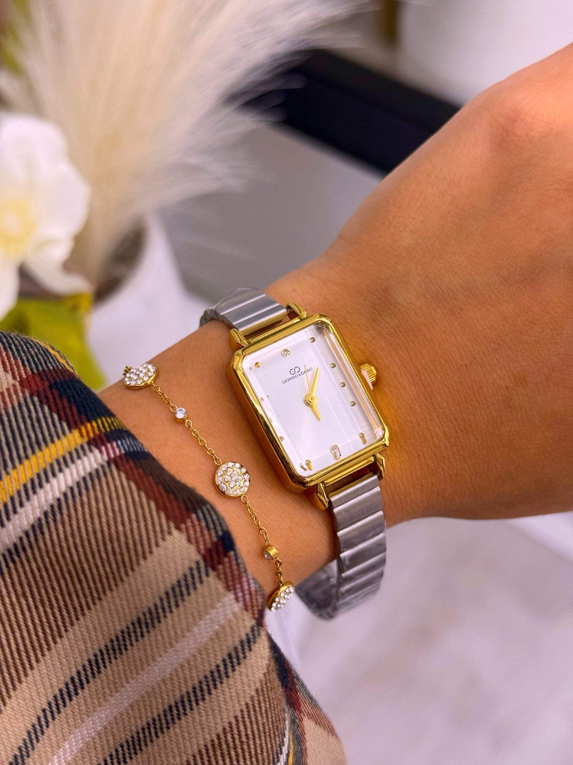 Relógio analógico com mostrador retangular | Mix prata e dourado