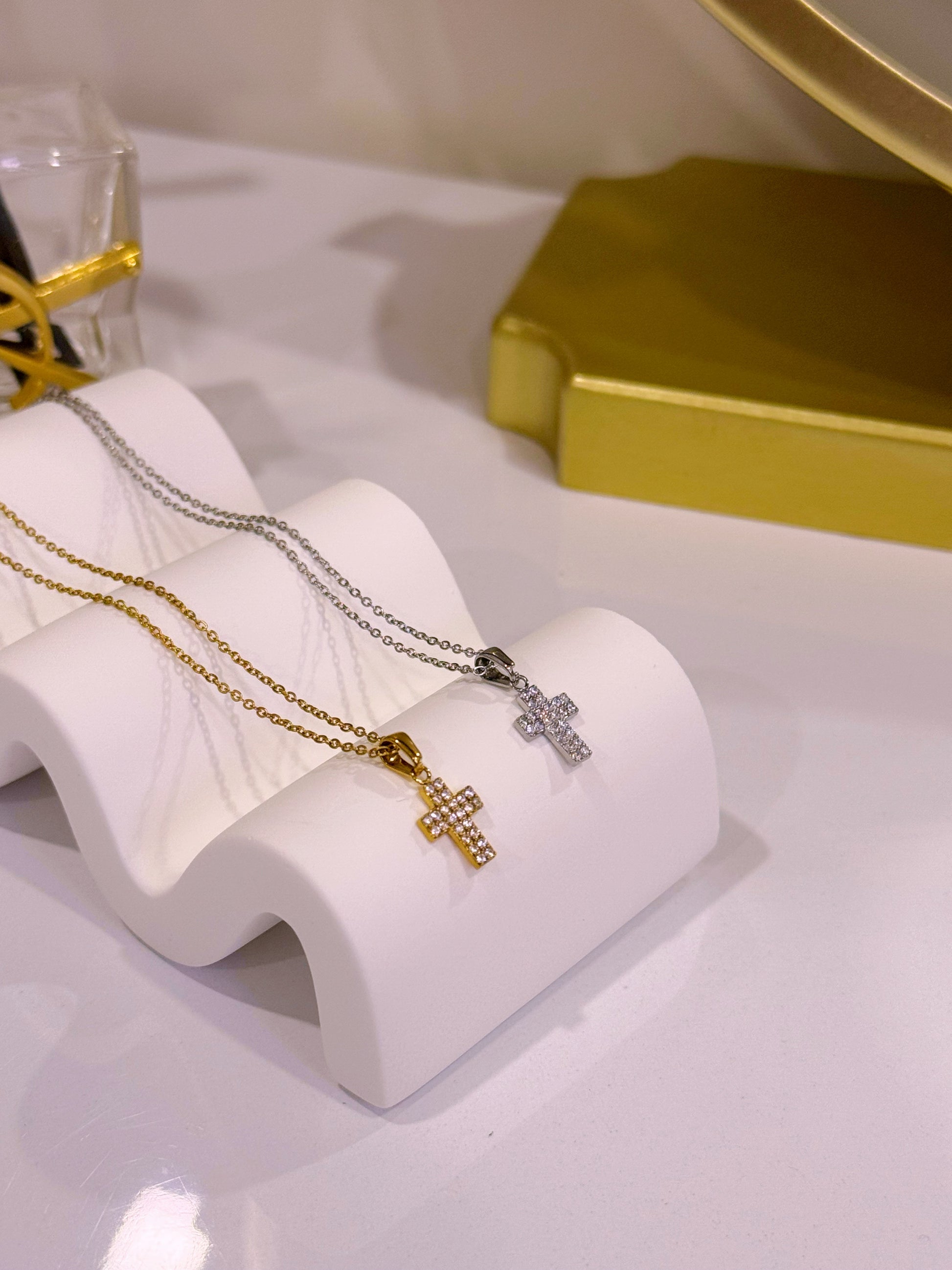 Colar malha fininha com mini cruz em brilhantes | 2 cores